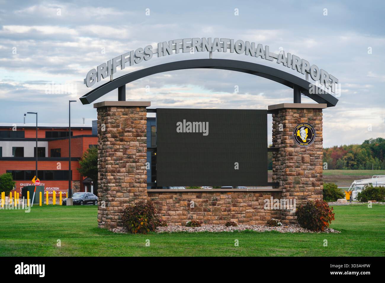 Roma, NY - 12 ottobre 2025: L'aeroporto internazionale Griffiss (RME) è un aeroporto pubblico che serve la contea di Oneida presso il Griffiss Business and Technology Park di proprietà Foto Stock