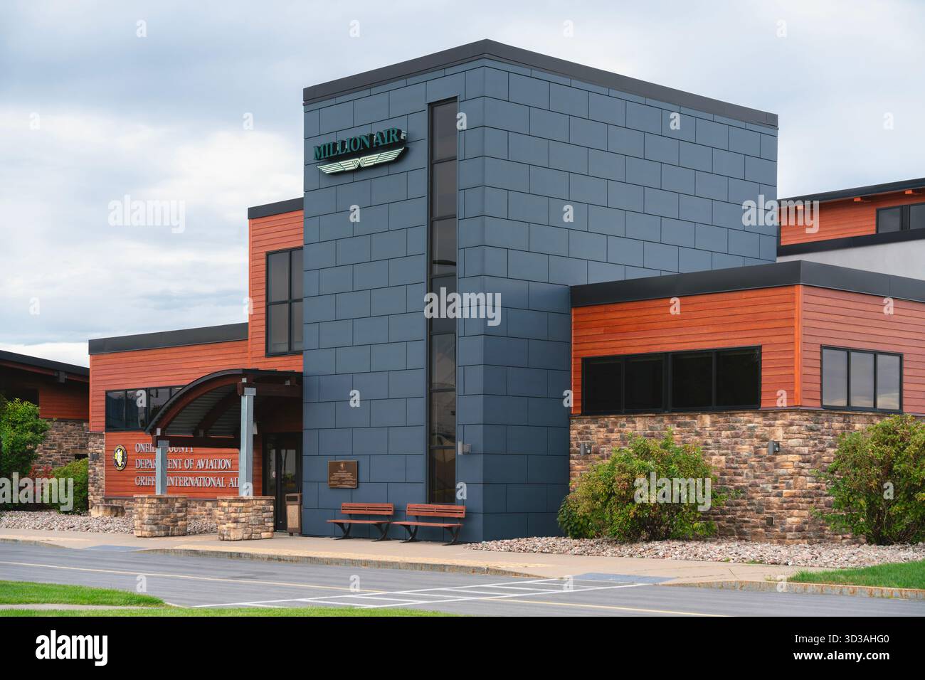 Roma, NY - 12 ottobre 2025: L'aeroporto internazionale Griffiss (RME) è un aeroporto pubblico che serve la contea di Oneida presso il Griffiss Business and Technology Park di proprietà Foto Stock