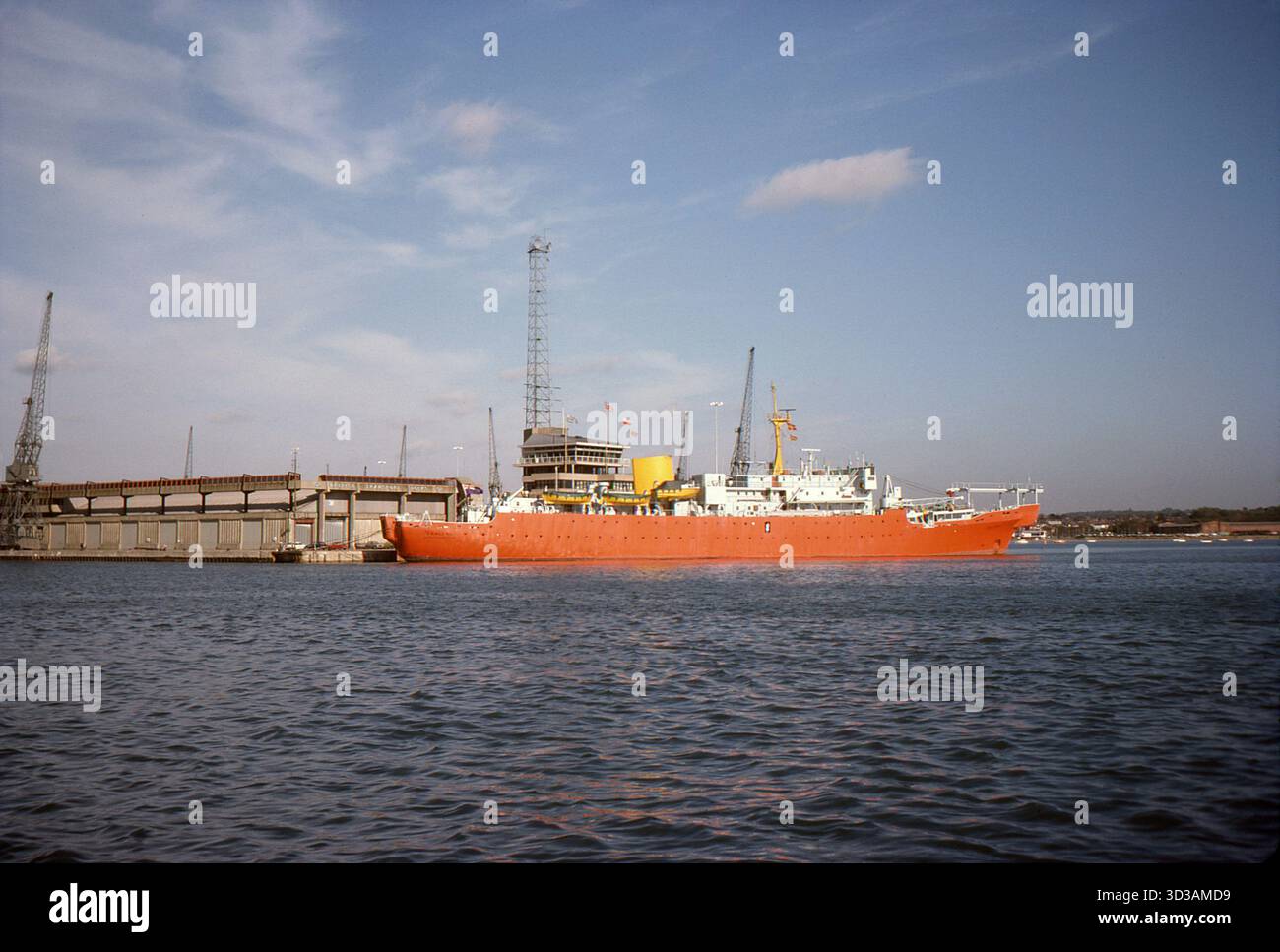 Hampshire, Inghilterra. 1977 – Una fotografia della nave via cavo, C.S. Alert, presa dal lato di dritta, mostrata qui ormeggiata al molo n. 37, Southampton Docks il 28 ottobre 1977. È stato costruito dalla Fairfield Shipbuilding & Engineering Co. Ltd., Govan, per l'ufficio postale generale e fu completato nel 1961. Alla nave fu assegnato il prefisso H.M.T.S. (Her Majesty's Telegraph Ship), ma nel 1969, quando l'Ufficio postale generale cessò di essere un dipartimento governativo, il prefisso fu cambiato in C.S. (Cable Ship). Dietro la nave sono visibili la torre di controllo dei servizi per il traffico delle navi e un magazzino delle banchine di trasporto. Foto Stock