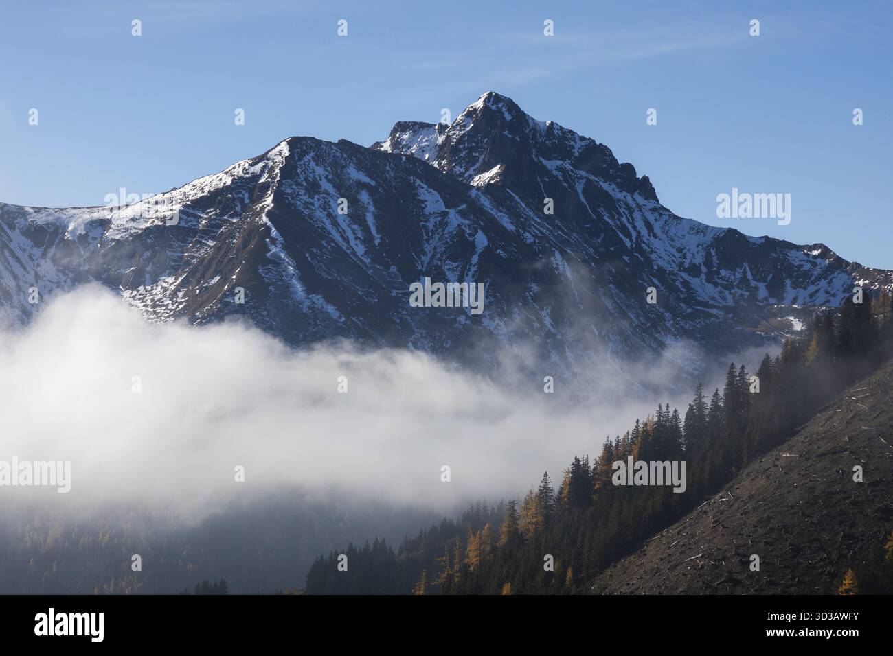 Neve sulle cime delle montagne, Eisenerzer Reichenstein, Pruebichl, Stiria, Austria Foto Stock