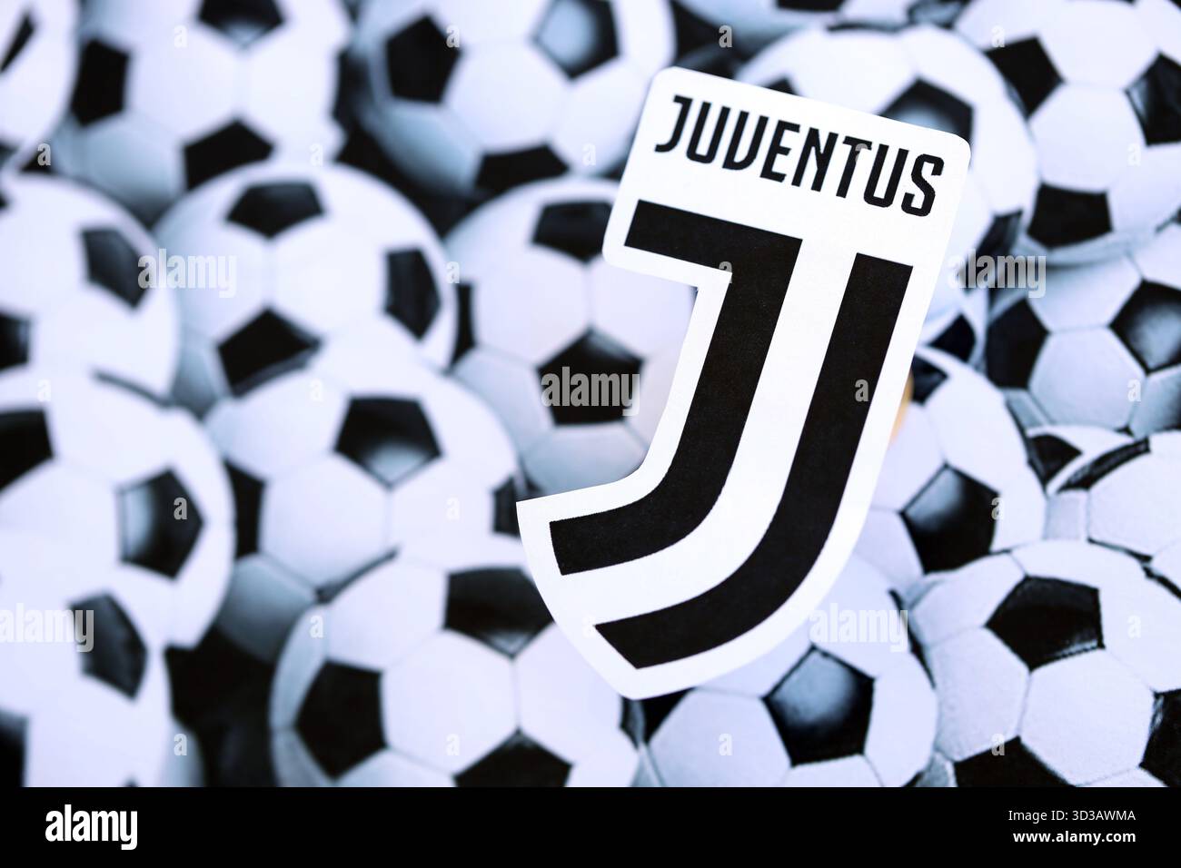 KIEV, UCRAINA - 23 FEBBRAIO 2025 il badge della squadra di calcio della Juventus FC si trova sullo sfondo delle palle da calcio Foto Stock