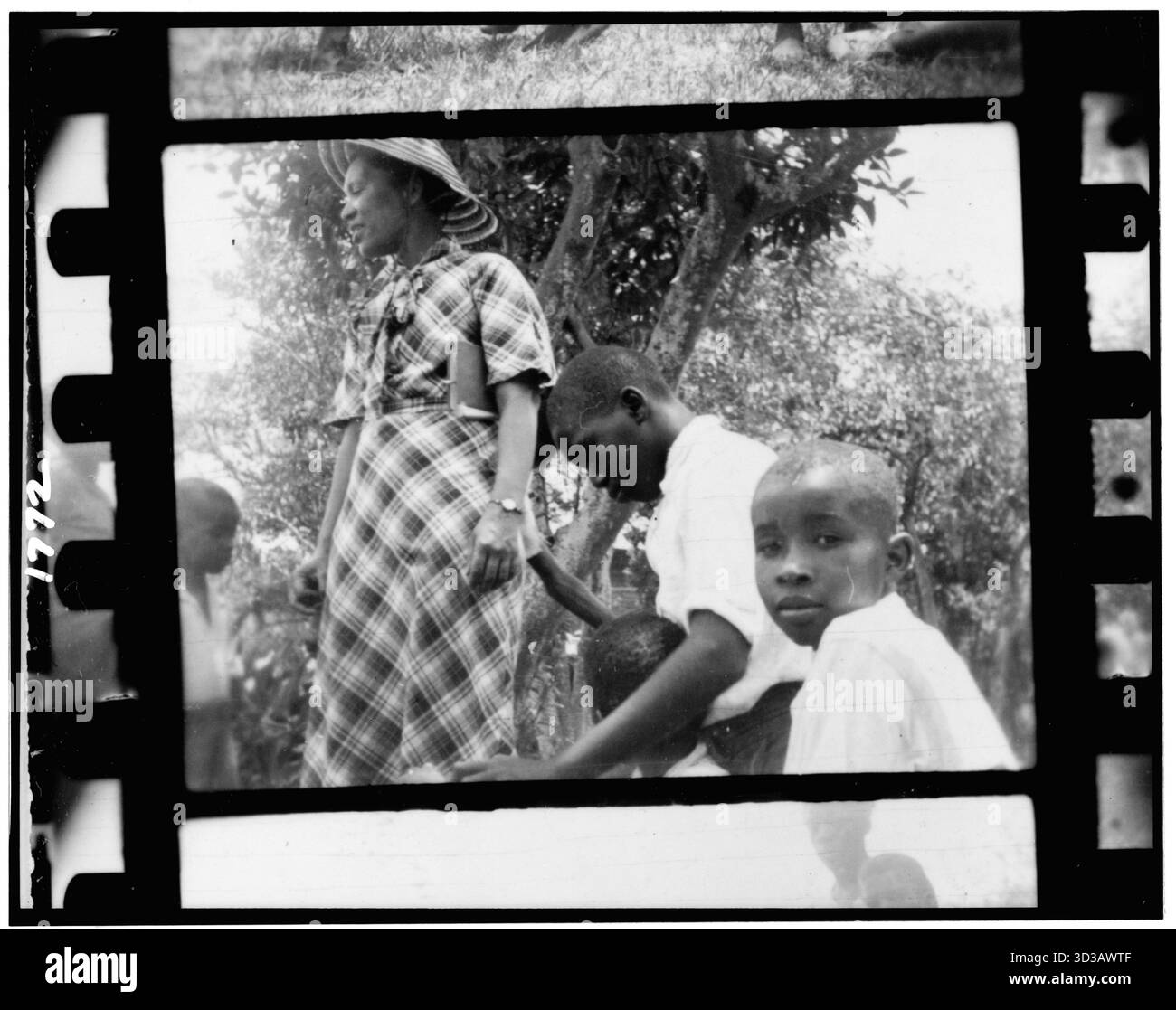 Autrice Zora Neale Hurston (in piedi a sinistra) con quattro ragazzi che giocano all'aperto, Eatonville, Florida, giugno 1935. (Foto di Lomax Collection/LOC) Foto Stock