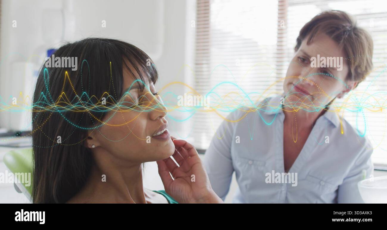 Toccando il mento del paziente seduto in un centro di consulenza per la sedia verde nella sala esame, con sovrapposizione delle forme d'onda Foto Stock