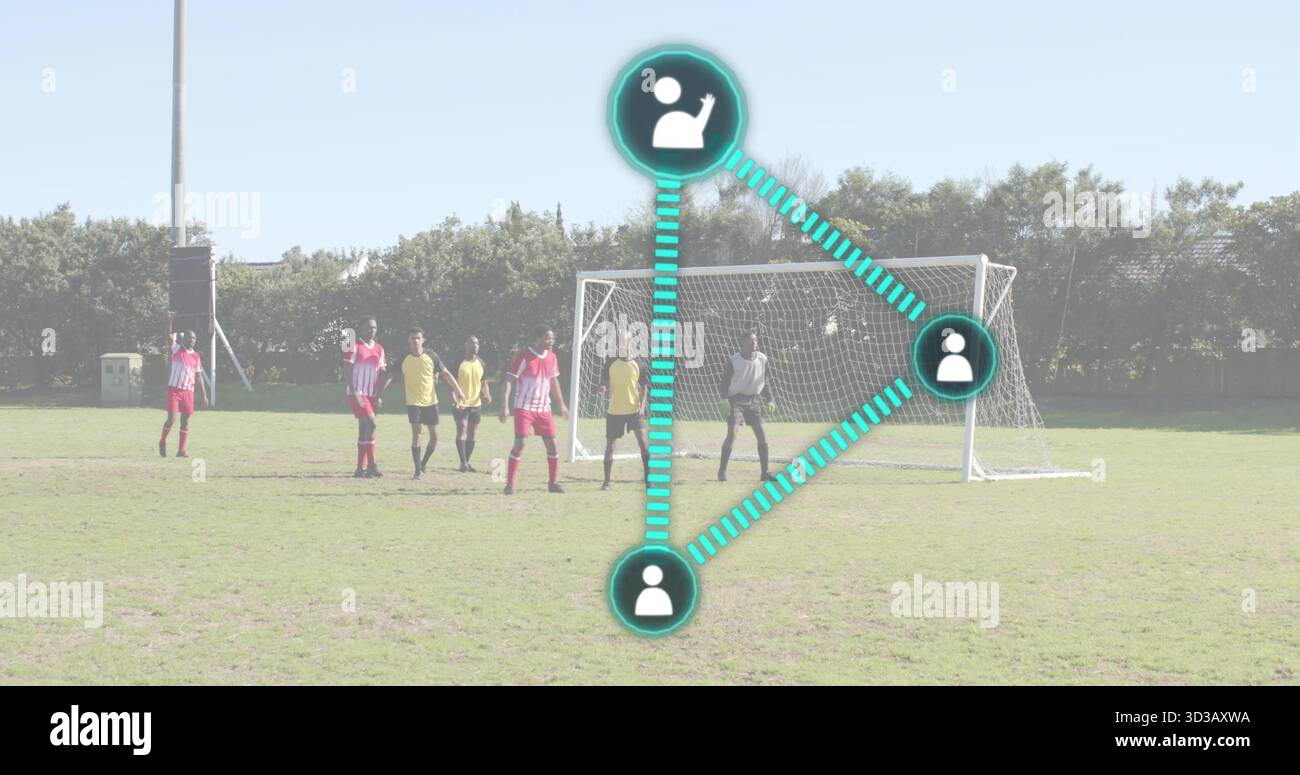 Formando un muro difensivo, otto giocatori di calcio indossano maglie rosse e gialle al parco, rete porta Foto Stock