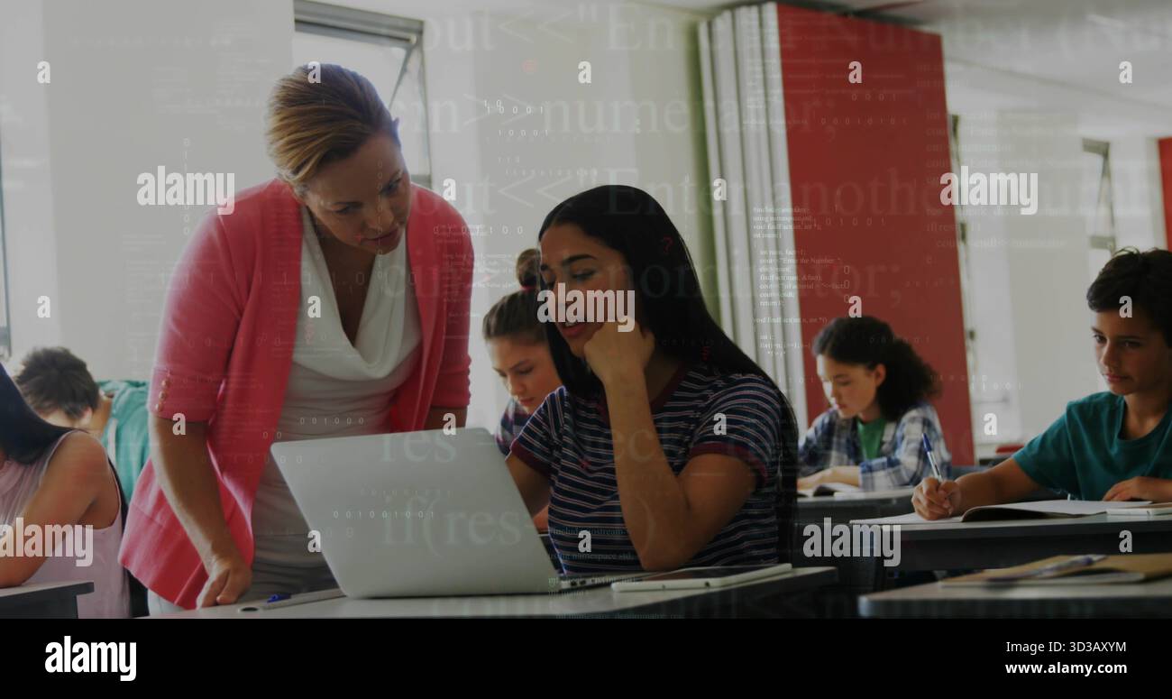 Educatore pendente che guida lo studente su un notebook in classe moderna, con notebook e libri di testo Foto Stock