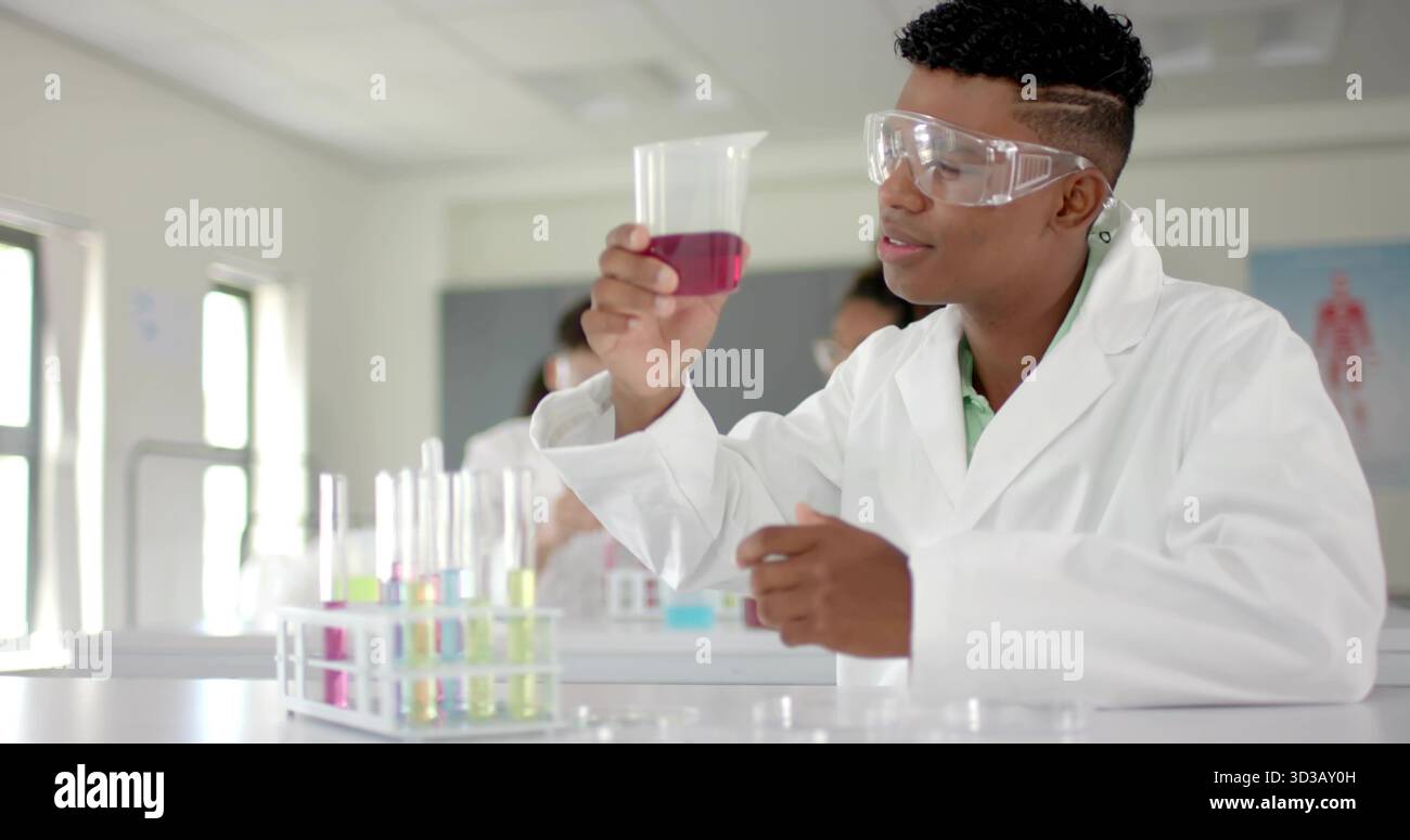 Per becher con soluzione viola, camice da laboratorio da adolescente in classe, con rack per provette, spazio di copia Foto Stock