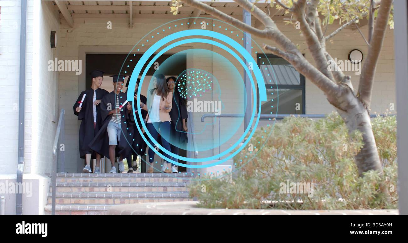 Gruppo discendente di studenti che scenderanno i gradini del portico, con tavole di Malta e diplomi laminati Foto Stock