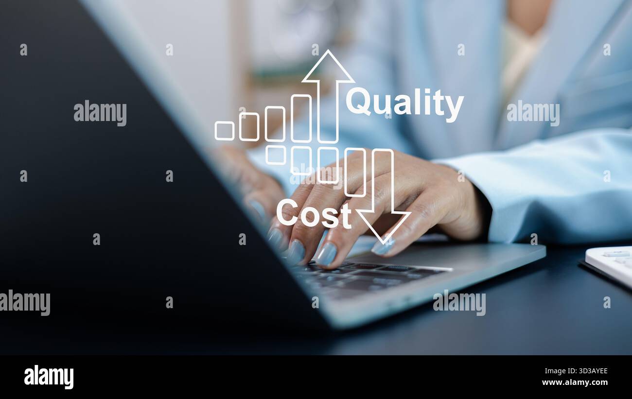 Donna d'affari che scrive su un notebook con grafico di riduzione dei costi e aumento della qualità, concetto di efficienza aziendale, miglioramento della produttività e riduzione dei costi Foto Stock