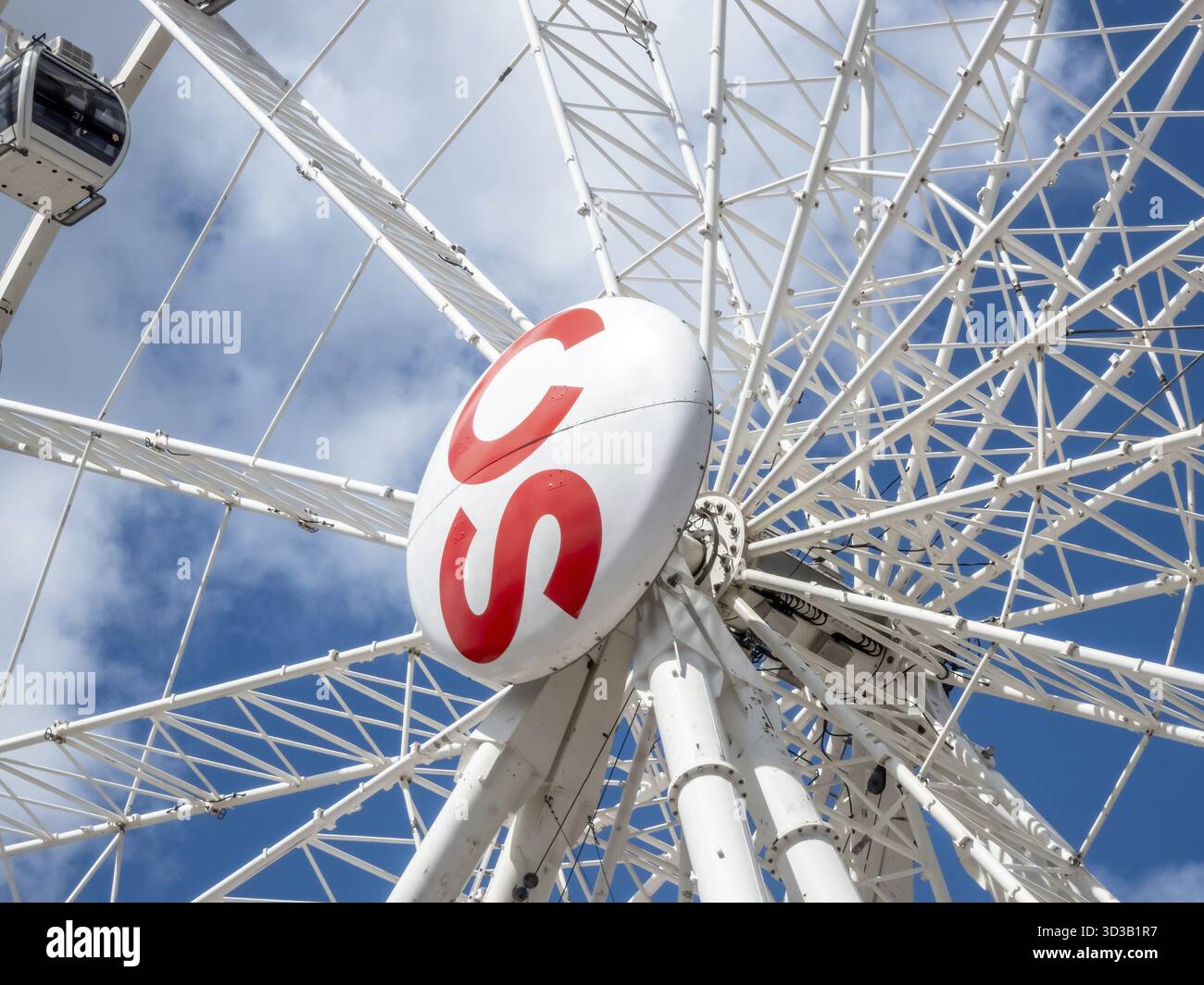 Calgary, Alberta, Canada. 10 luglio 2025. Una ruota panoramica bianca gigante, impreziosita da un audace logo CS rosso, si staglia su un cielo blu, emblema di Foto Stock