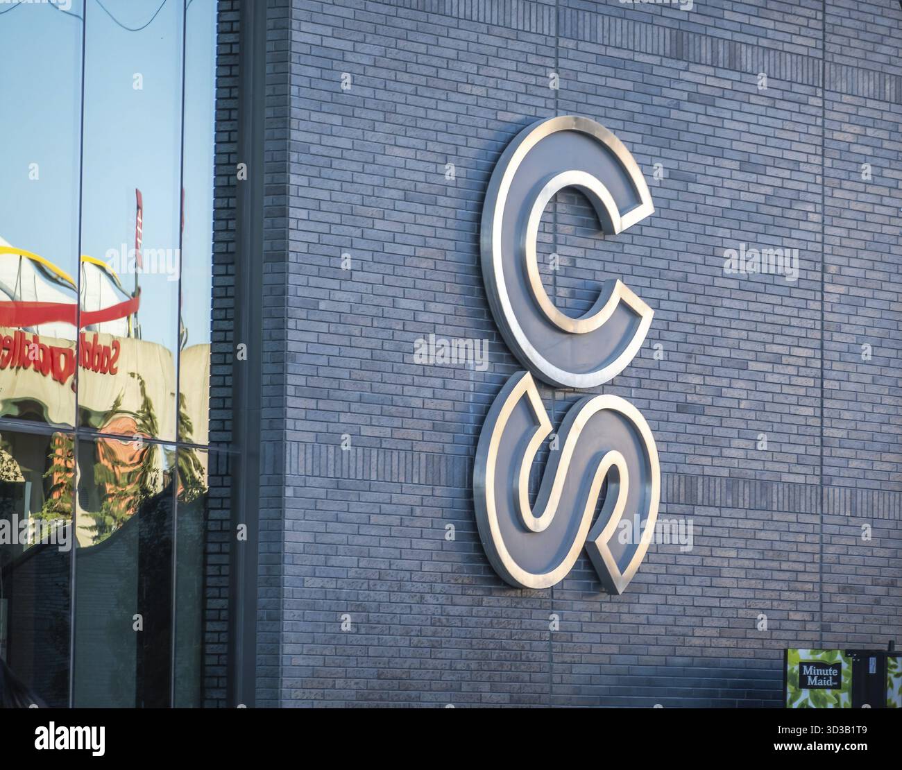 Calgary, Alberta, Canada. 12 luglio 2025. Primo piano del grande logo CS su un moderno edificio in mattoni, che rappresenta l'iconico Calgary Stampede e la sua i Foto Stock