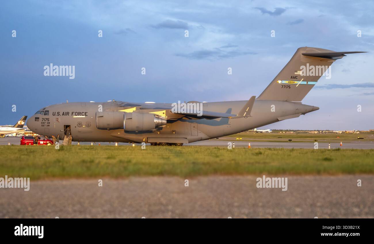 Calgary, Alberta, Canada. 16 giugno 2025. Un formidabile C-17 Globemaster III della U.S. Air Force è pronto sull'asfalto dell'aeroporto internazionale di Calgary A. Foto Stock