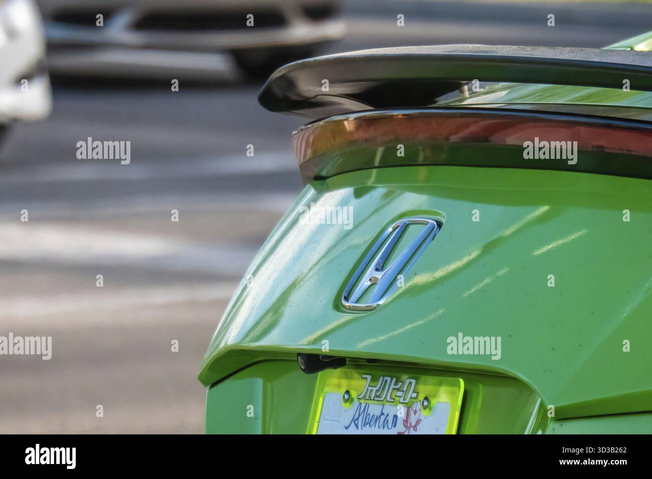 Calgary, Alberta, Canada. 8 giugno 2025. Primo piano di una Honda Civic verde vivace posteriore, caratterizzata da uno spoiler distinto e da una licenza Alberta personalizzata Foto Stock