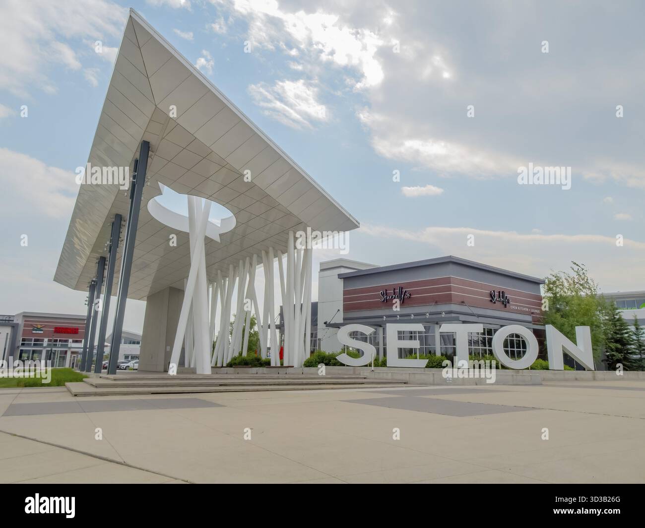 Calgary, Alberta, Canada. 8 giugno 2025. Una vista grandangolare cattura l'architettura contemporanea e l'importante segnaletica SETON nel cuore del Seton di Calgary Foto Stock