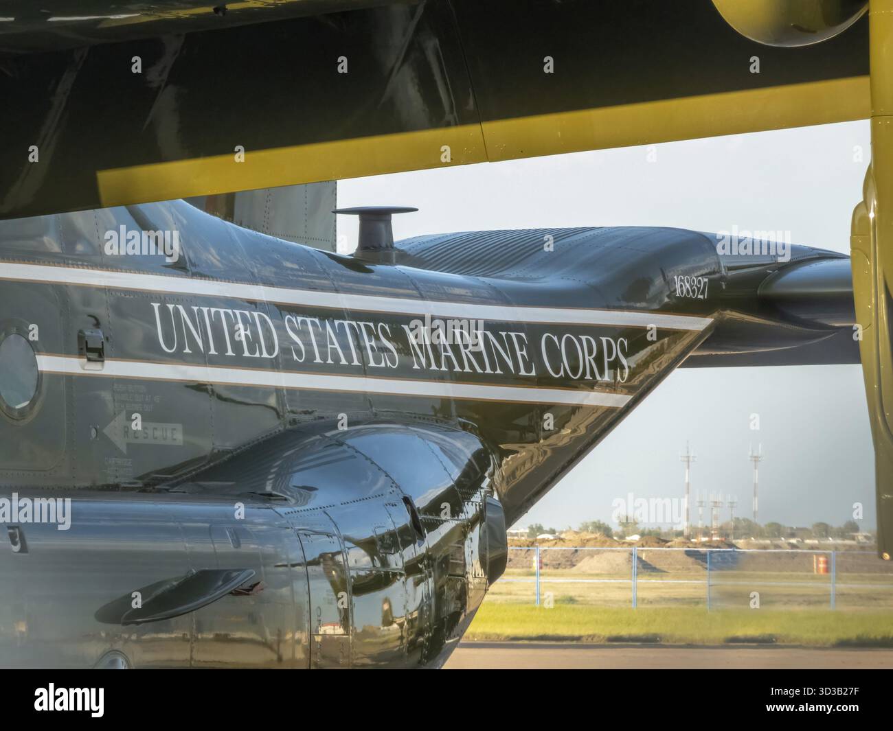 Calgary, Alberta, Canada. 16 giugno 2025. Un primo piano di un aereo del corpo dei Marines degli Stati Uniti, che rivela le insegne DEL CORPO DEI MARINES DEGLI STATI UNITI sulla sua fusoliera Foto Stock
