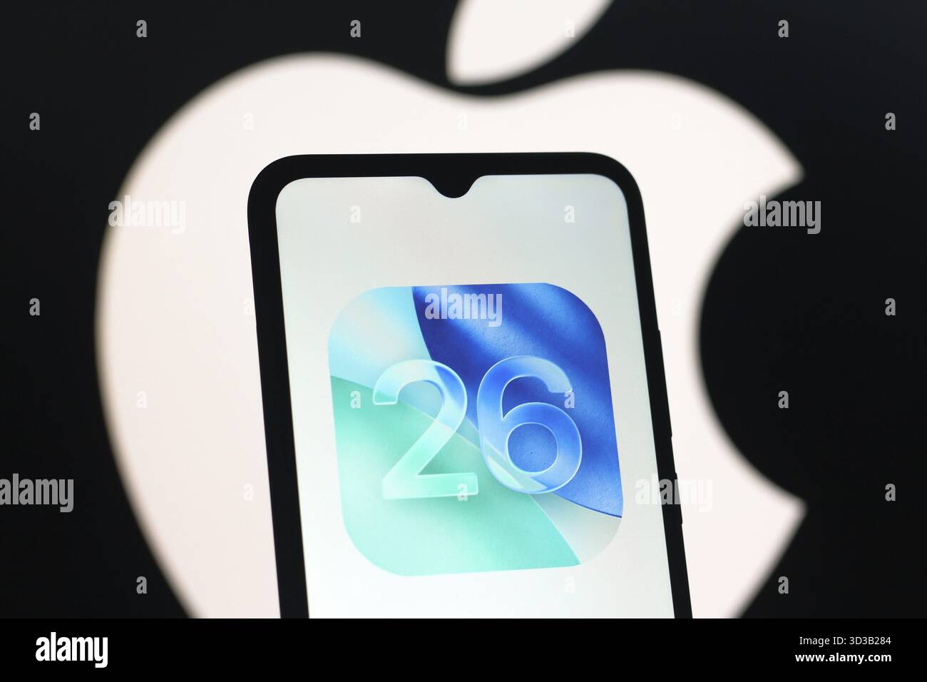 In questa immagine, il logo Apple iOS 26 viene visualizzato sullo schermo di uno smartphone Foto Stock
