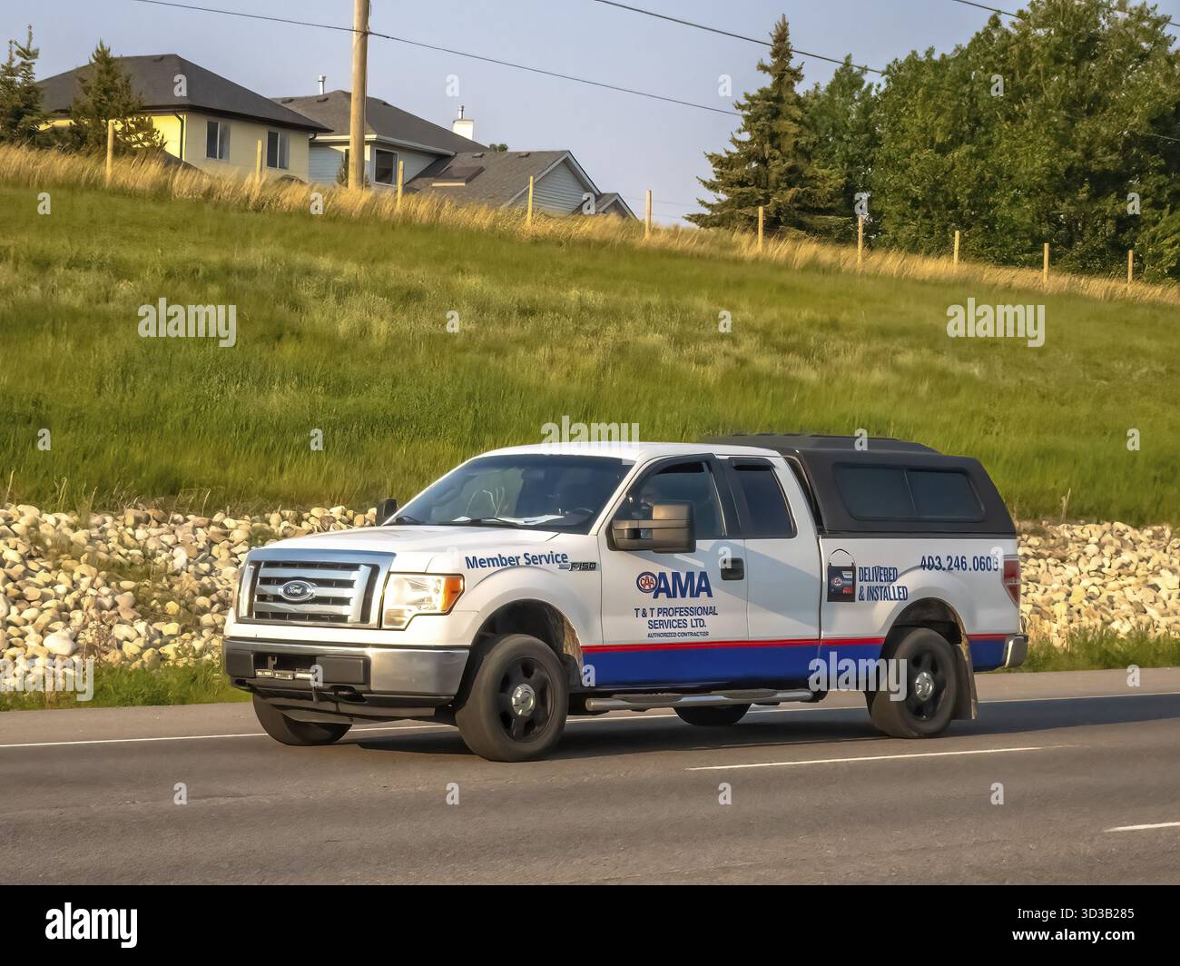 Calgary, Alberta, Canada. 8 giugno 2025. Un veicolo di assistenza membro ama (Alberta Motor Association) viaggia su una strada a Calgary, rappresentando assi stradali Foto Stock
