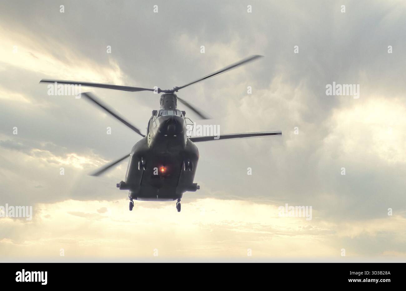 Calgary, Alberta, Canada. 16 giugno 2025. Un potente elicottero Boeing CH-47 Chinook domina il cielo, con i suoi rotori che si sfocano contro una spettacolare e nuvolosa b Foto Stock