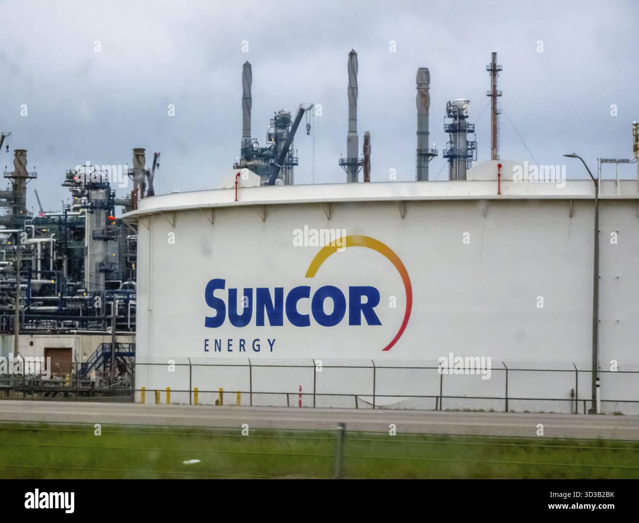 Edmonton, Alberta, Canada. 24 maggio 2025. Il logo Suncor Energy è esposto in modo preminente su un grande serbatoio di stoccaggio, sullo sfondo di un industri Foto Stock