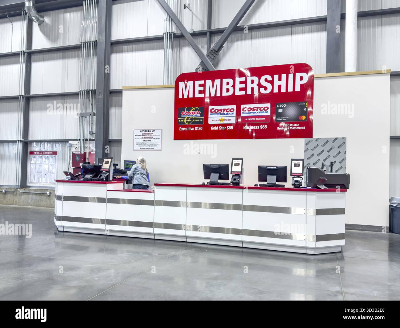 Edmonton, Alberta, Canada. 24 maggio 2025. Un banco per i soci Costco pulito e organizzato, che mostra vari livelli di partecipazione e il credito co-branded c Foto Stock