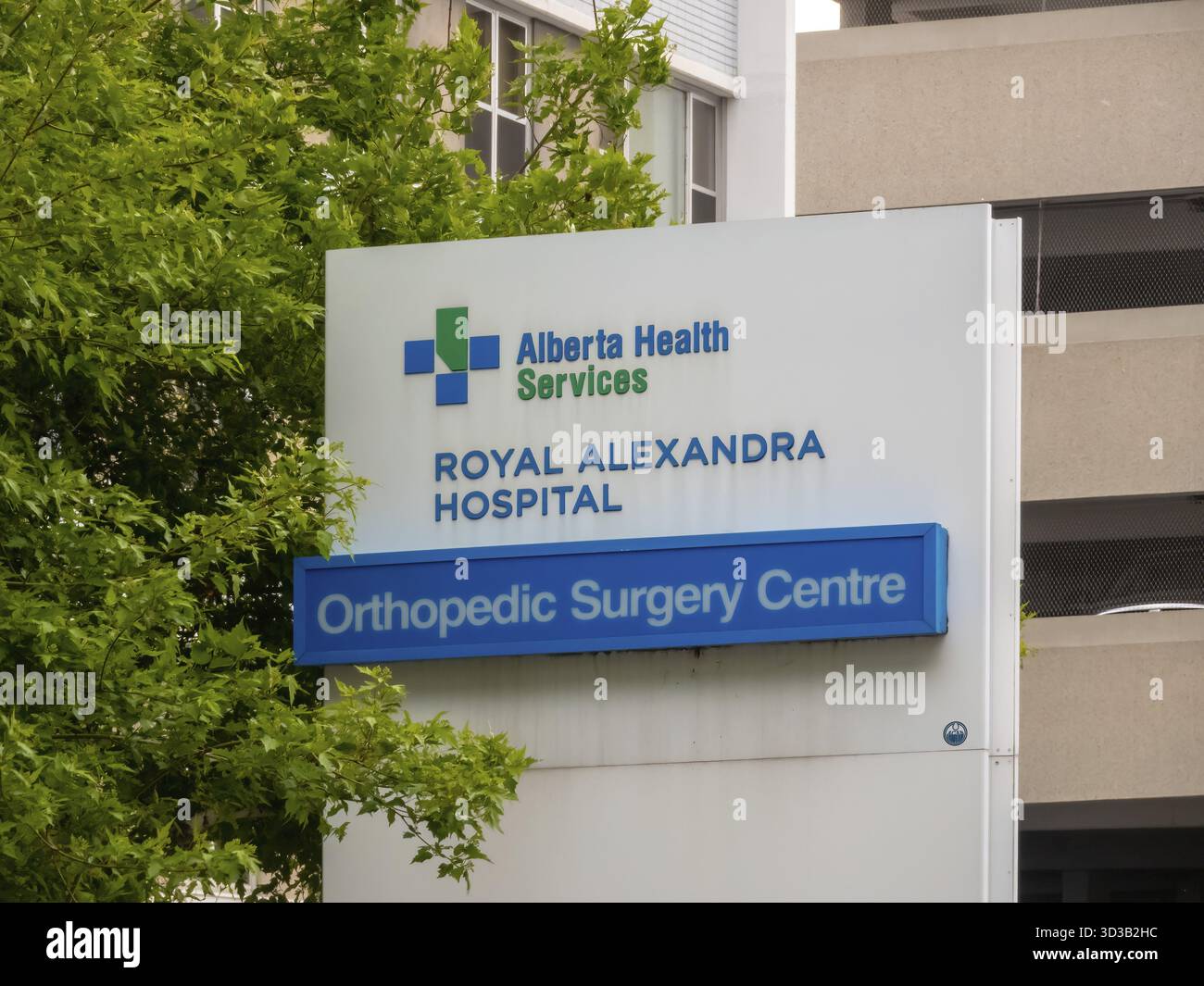 Edmonton, Alberta, Canada. 21 maggio 2025. Il marchio Alberta Health Services segna il Royal Alexandra Hospital e il suo centro di chirurgia ortopedica, incorniciato Foto Stock