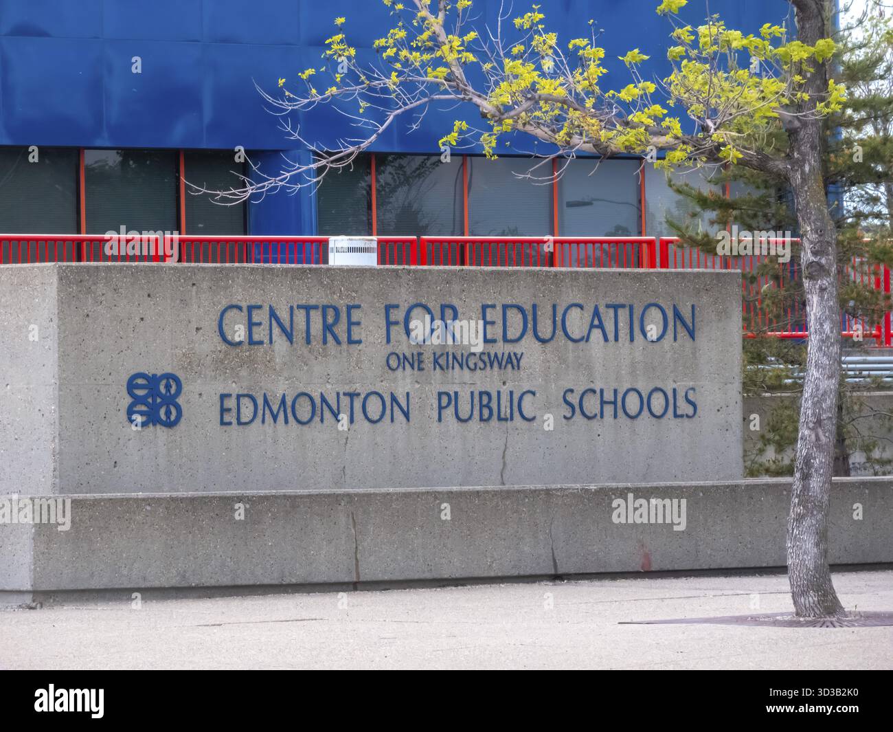 Edmonton, Alberta, Canada. 21 maggio 2025. Un segno moderno per le scuole pubbliche di Edmonton si erge in primo piano, segnando un Centro per l'istruzione che funge da Foto Stock