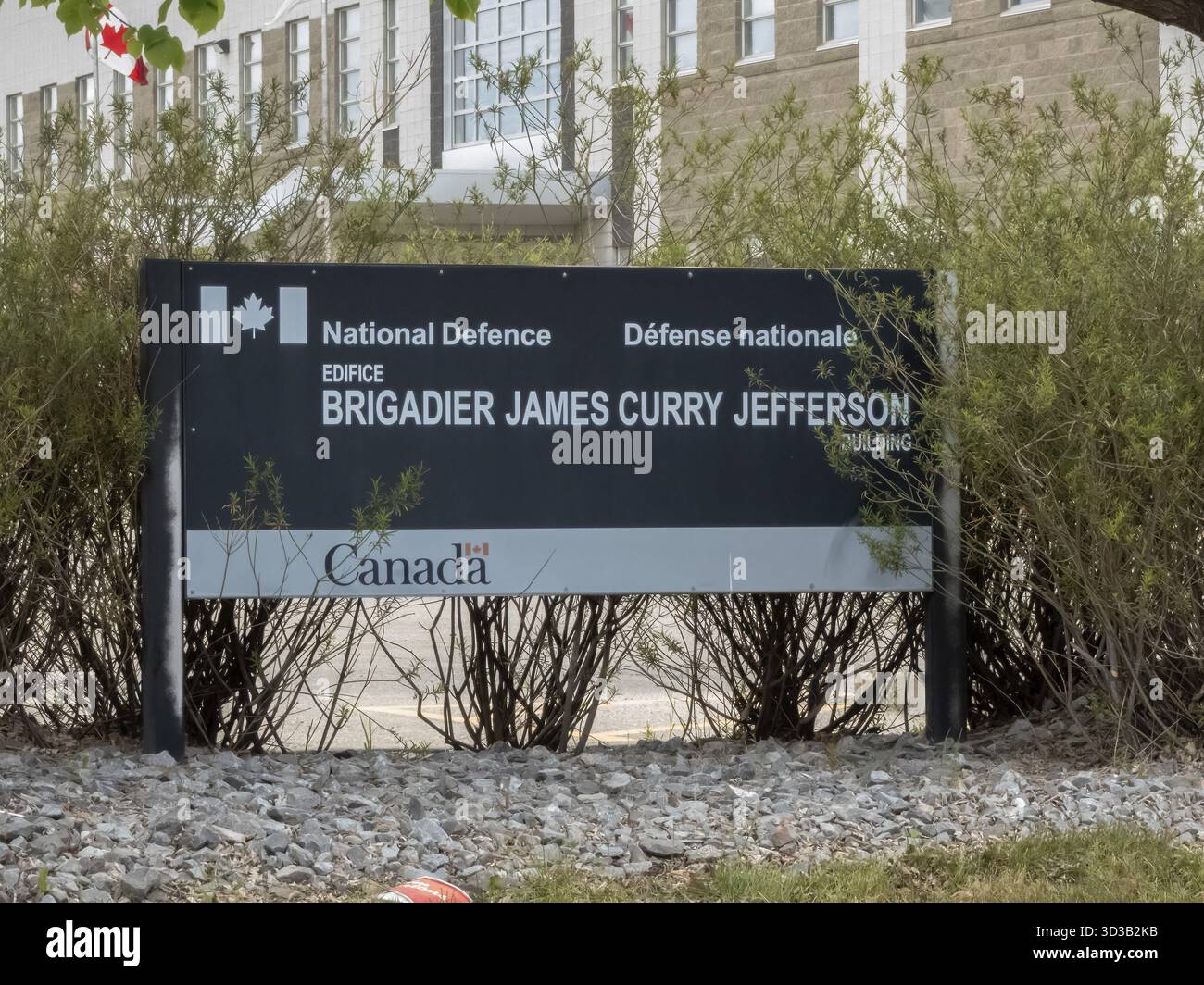 Edmonton, Alberta, Canada. 20 maggio 2025. Un cartello del governo canadese per il brigadiere James Curry Jefferson Building of National Defence, circondato da b Foto Stock