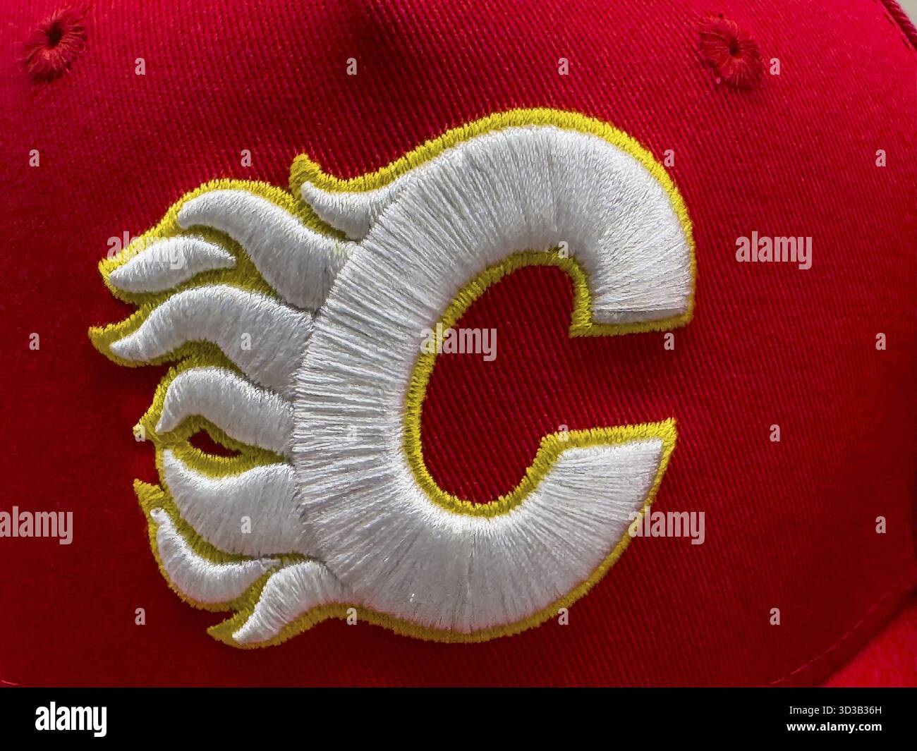 Calgary, Alberta, Canada. 8 aprile 2025. Un primo piano presenta il logo della squadra di hockey dei Calgary Flames, una lettera bianca stilizzata "C" con fiamma gialla e rossa Foto Stock