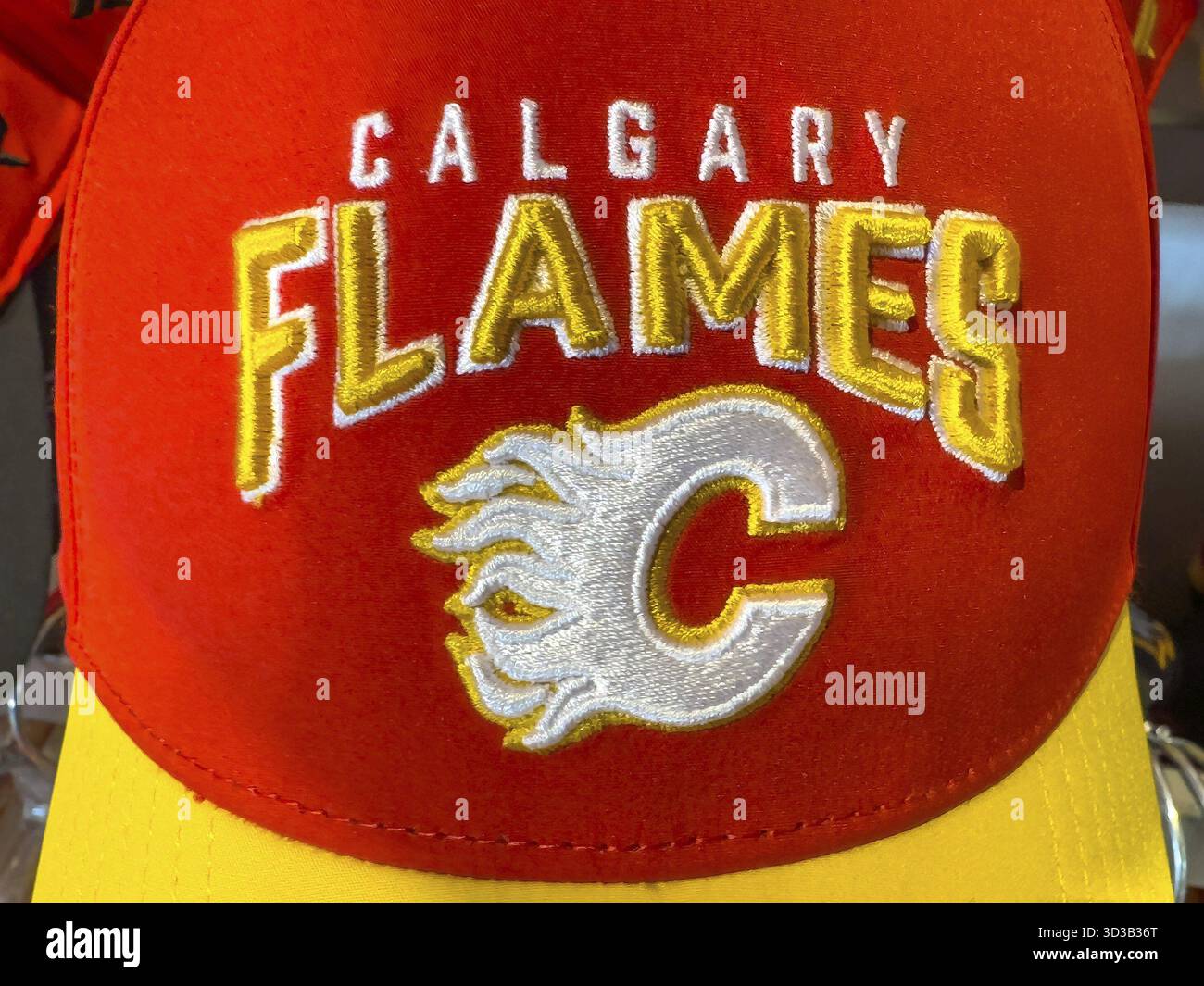 Calgary, Alberta, Canada. 10 aprile 2025. Primo piano di un cappellino da baseball dei Calgary Flames con il nome della squadra e il logo fiammeggiante C ricamato in bianco e. Foto Stock