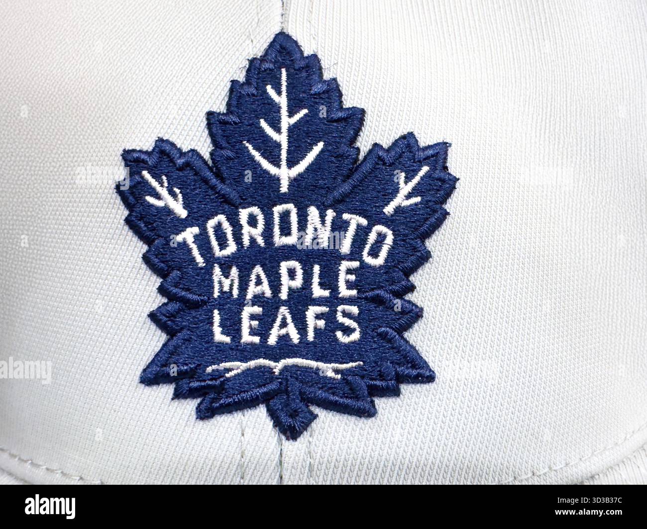 Calgary, Alberta, Canada. 10 aprile 2025. Primo piano del logo Toronto Maple Leafs, una foglia di acero blu con FOGLIE DI acero TORONTO ricamate in bianco Foto Stock