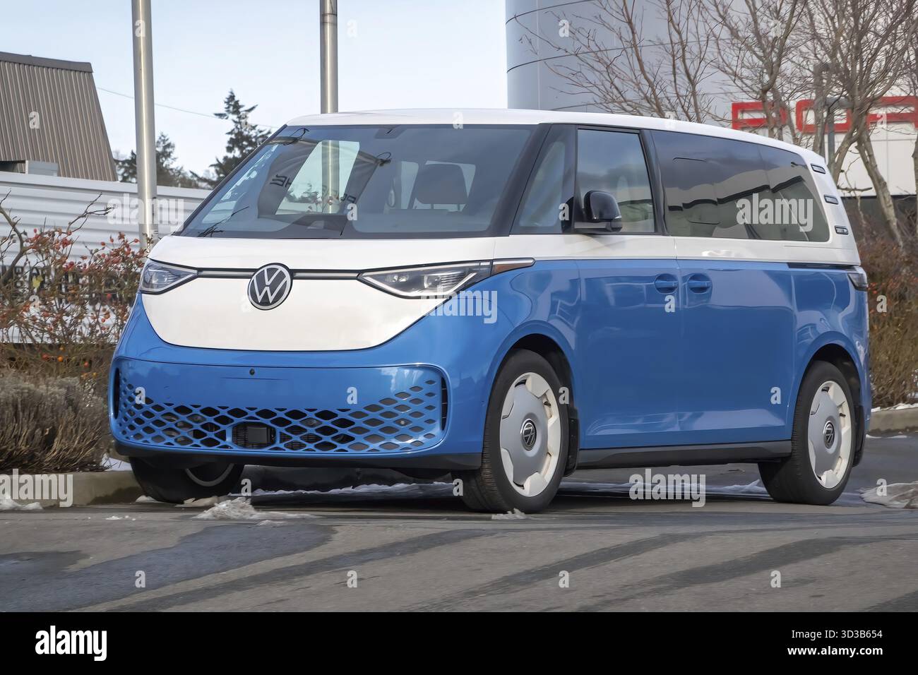Victoria, Columbia Britannica, Canada. 10 febbraio 2025. Volkswagen ID Buzz è un moderno furgone elettrico dallo stile retrò, parcheggiato all'aperto in una giornata di sole Foto Stock