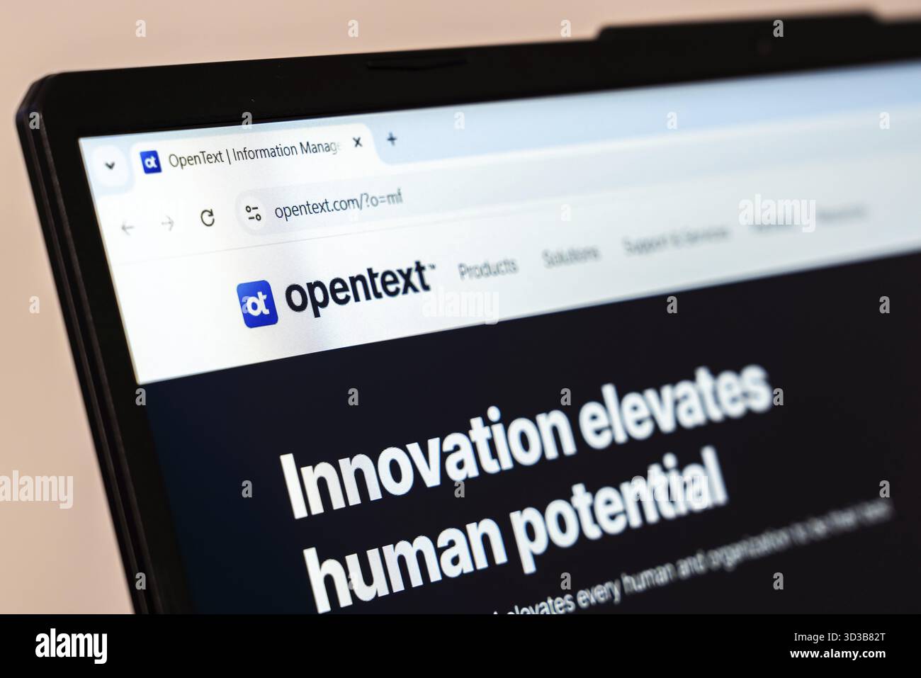 New York, USA - 26 gennaio 2025: Homepage del sito Web OpenText visualizzata sullo schermo del laptop per la gestione delle informazioni aziendali Foto Stock