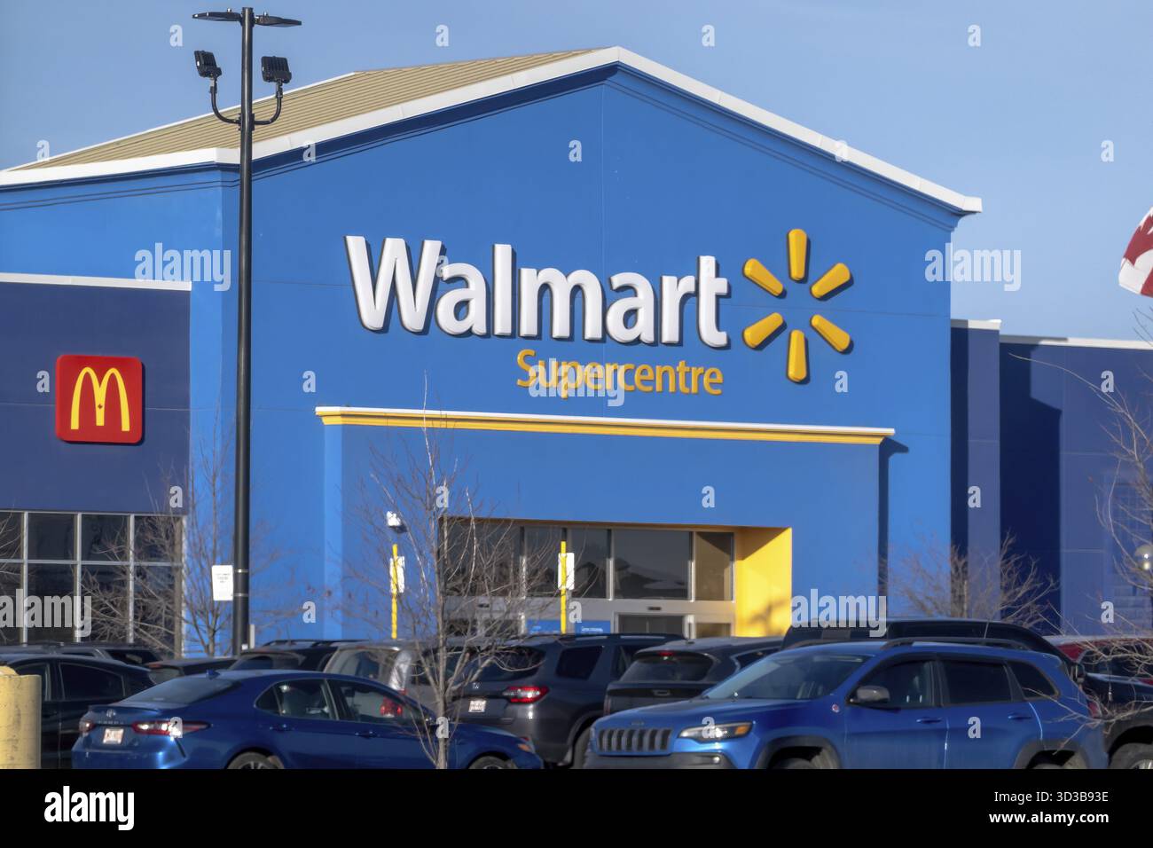 Calgary, Alberta, Canada. 2 novembre 2024. Un Walmart Supercenter con la sua distintiva segnaletica blu e gialla, circondato da un parcheggio pieno di auto Foto Stock
