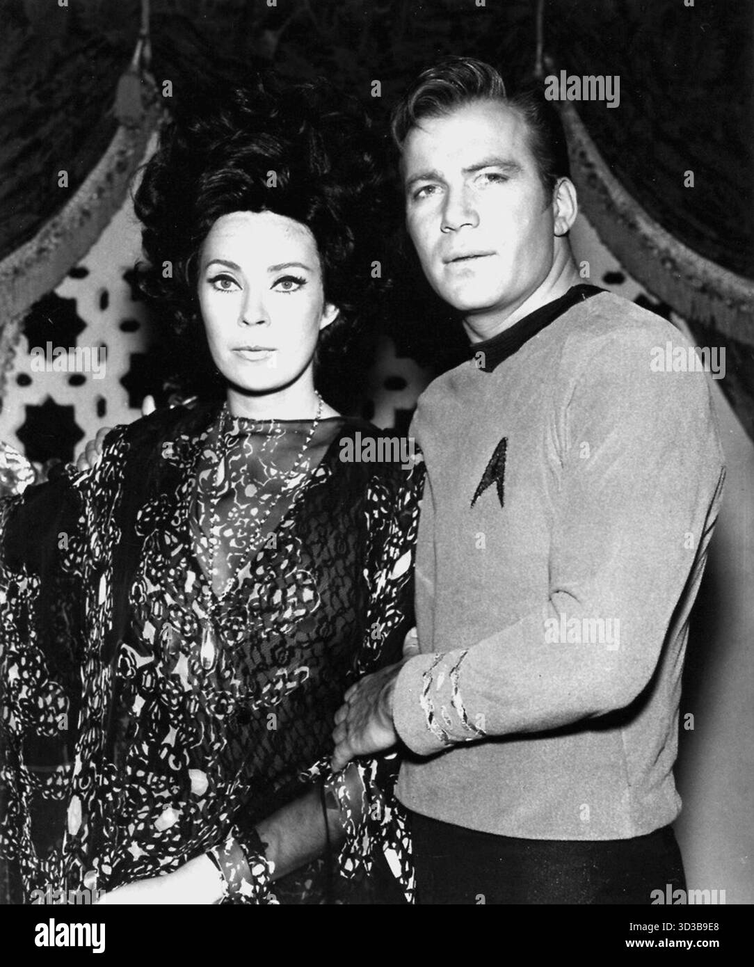 Foto di William Shatner nel ruolo del capitano Kirk e Antoinette Bower nel ruolo di Sylvia della seconda stagione di Star Trek. Questo episodio è "Catspaw" Foto Stock