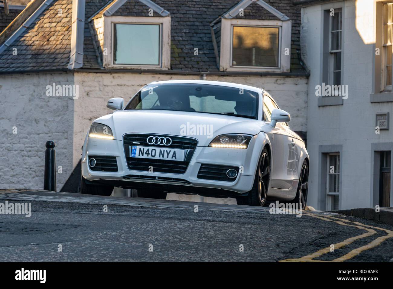 Un'Audi TT Coupé Sports Car negozia Una sezione stretta di Edinburgh Road, South Queensferry, Edimburgo, Regno Unito Foto Stock