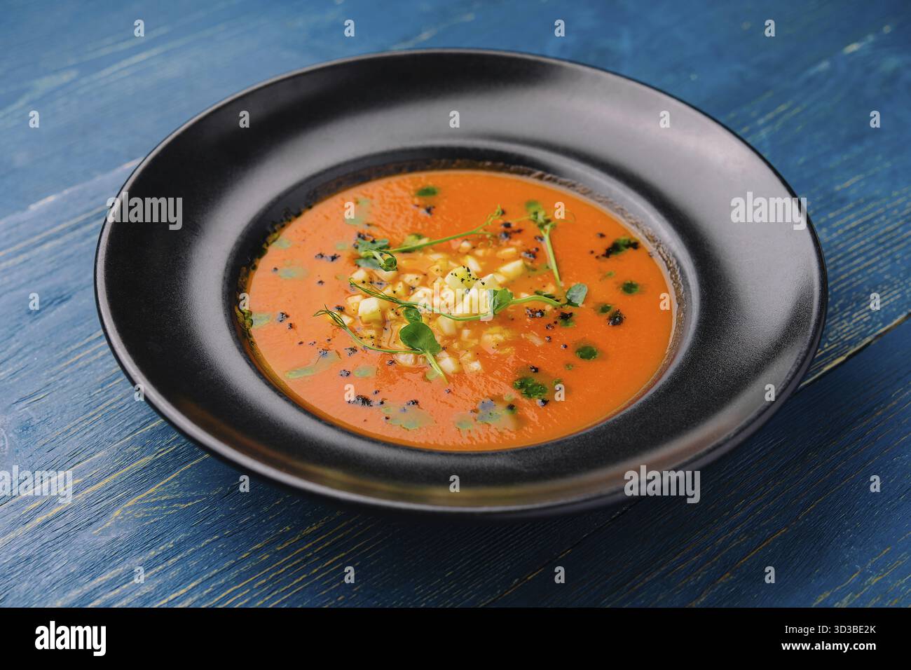 Cibo, zuppa di gazpacho di pomodoro su piatto nero Foto Stock