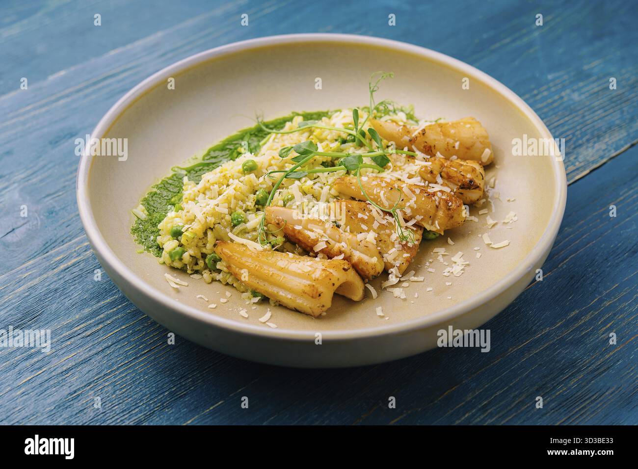 Cibo, Squids o risotto di polpo con salsa al pesto Foto Stock