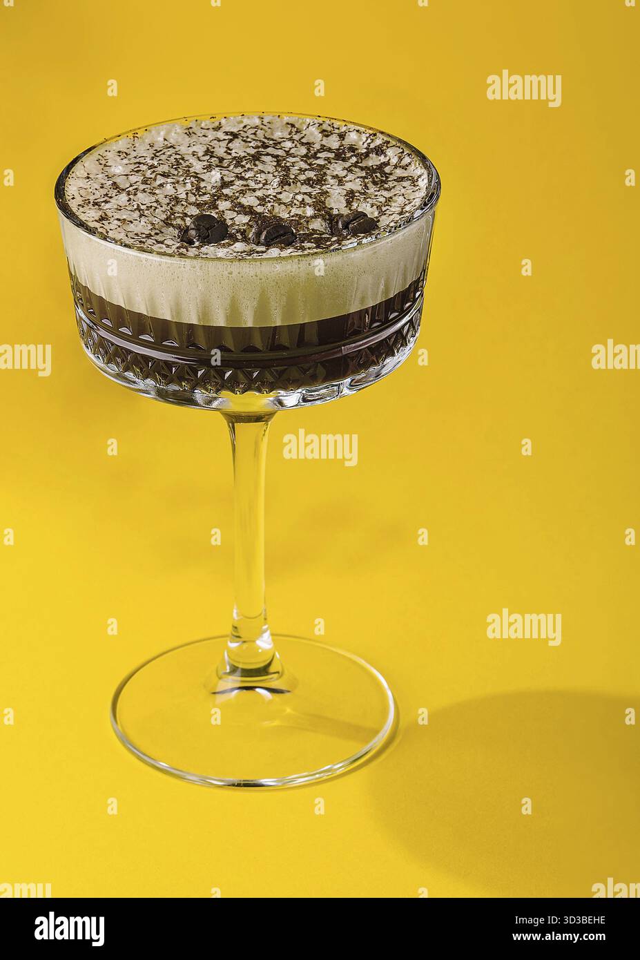 Cibo, caffè cocktail con panna e chicchi di caffè Foto Stock