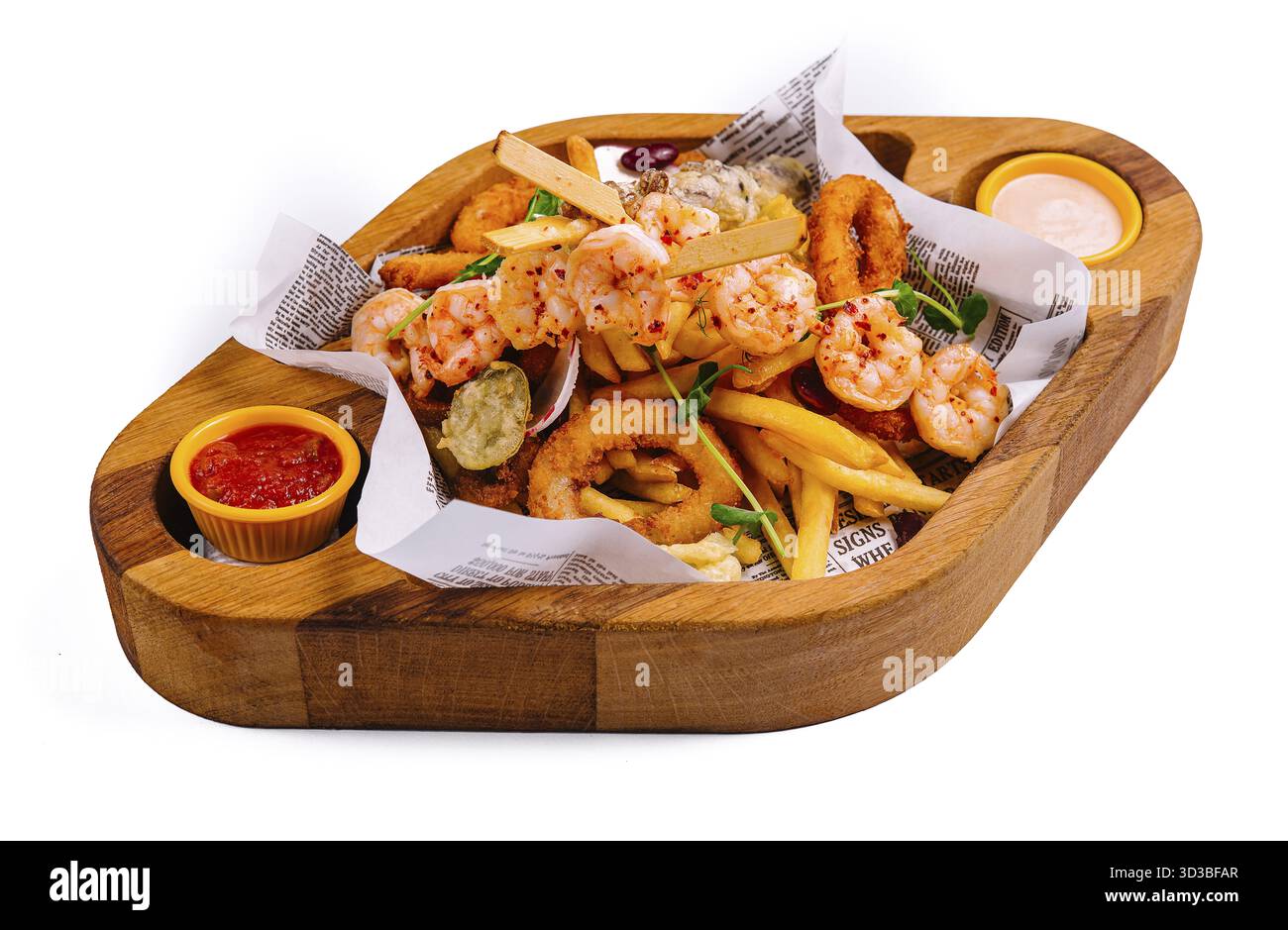 Cibo, piatto di pesce fritto su vassoio di legno Foto Stock