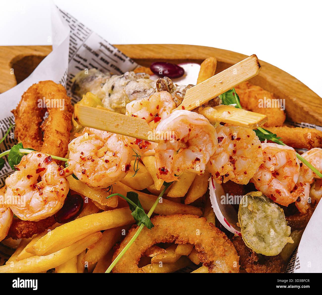 Cibo, piatto di pesce fritto su vassoio di legno Foto Stock