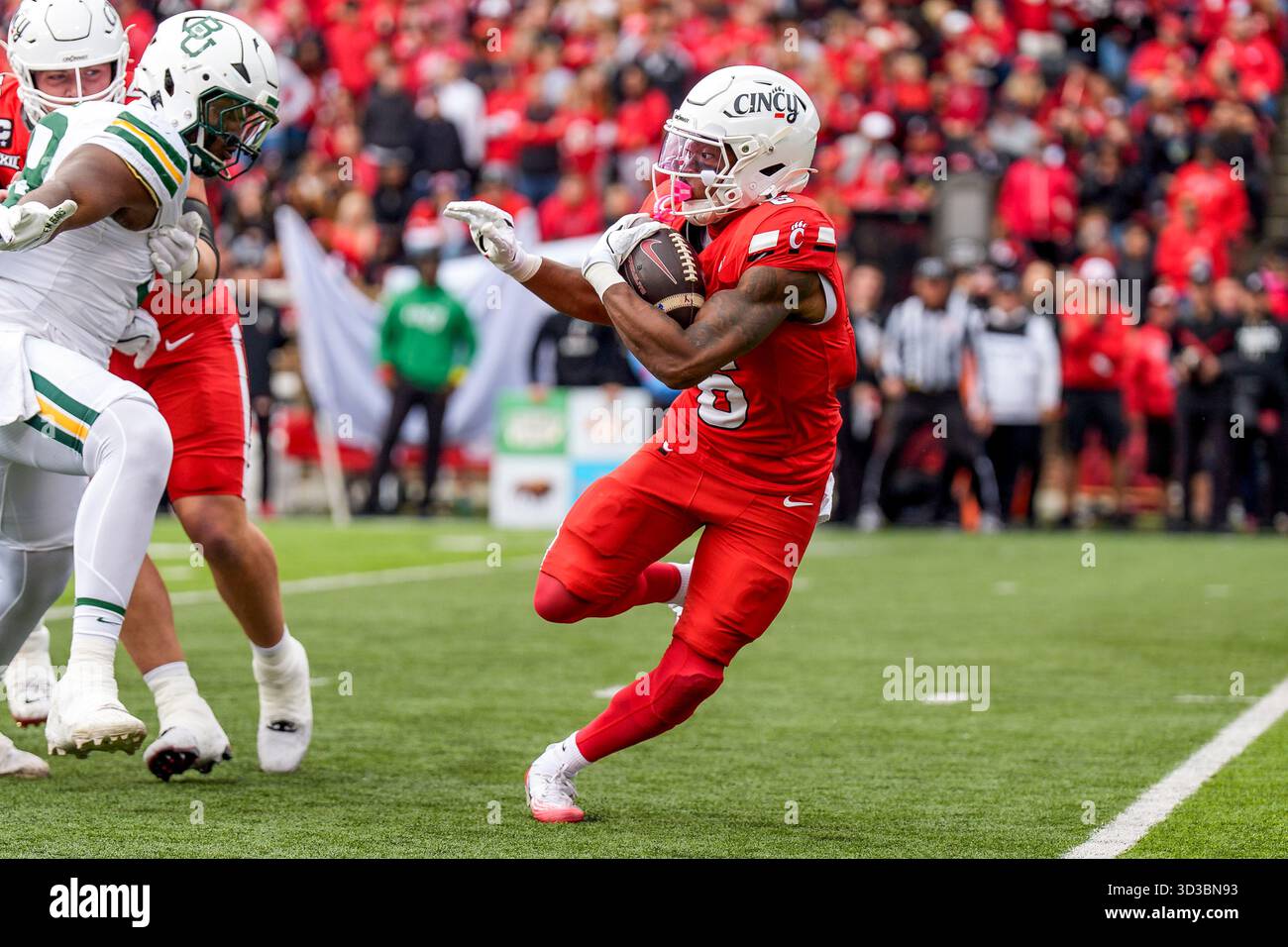 Il running back di Cincinnati EVAN PRYOR (6) esegue la palla durante una partita di football al college. Foto Stock