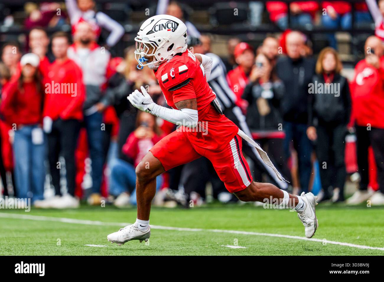 Il running back dei Cincinnati Bearcats EVAN PRYOR (6) esegue la palla durante una partita di football al college. Foto Stock