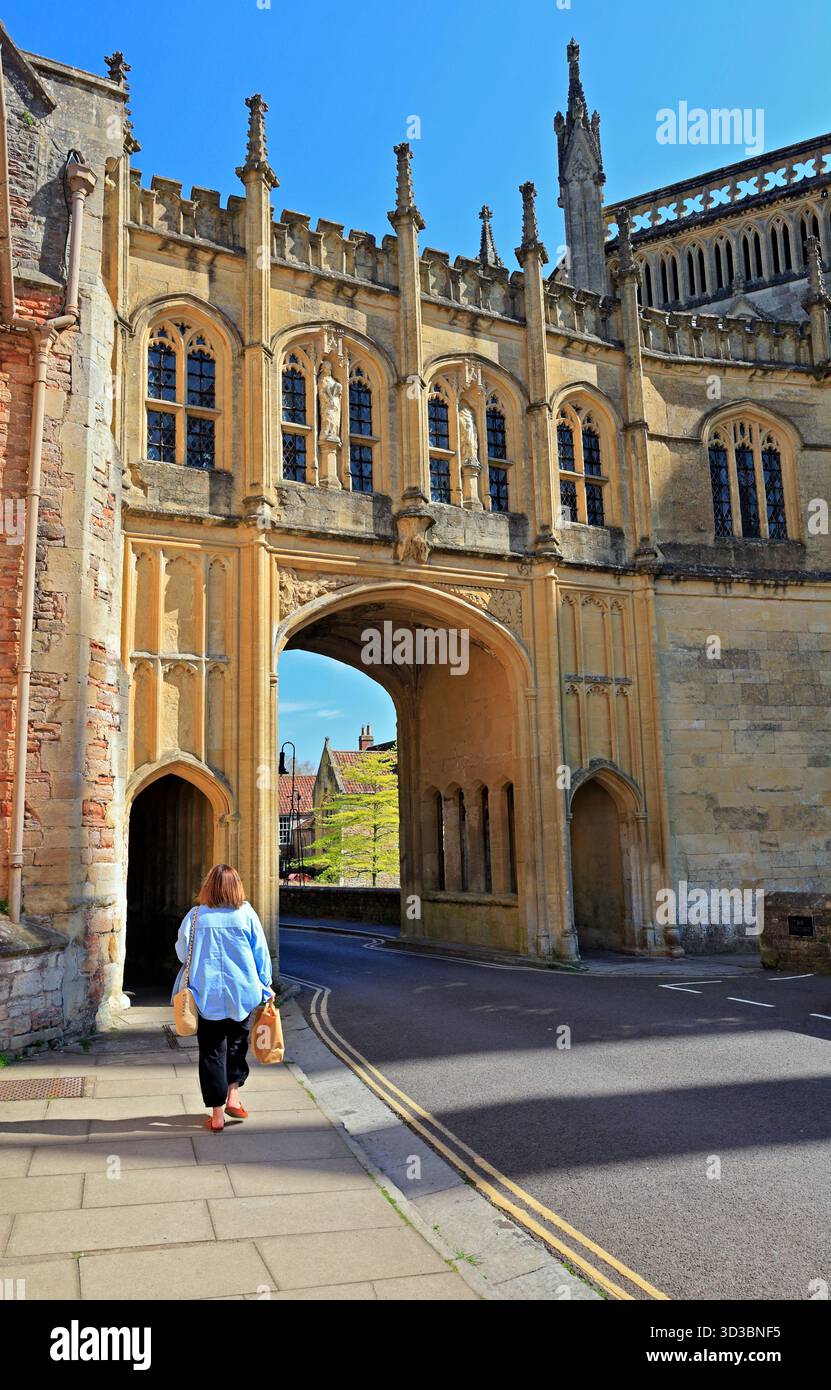 Chaingate conduce dalla Cathedral Green a St Andrews Street, Wells, Somerset. Foto Stock