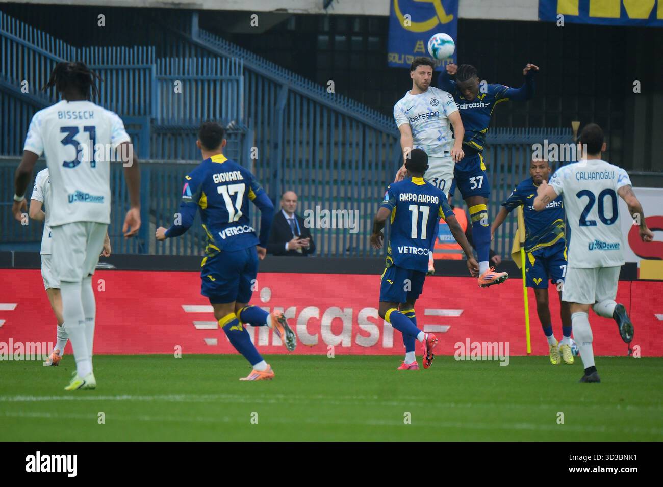 Armel bella-Kotchap dell'Hellas Verona FC ha contrastato con Carlos Augusto dell'FC Internazionale durante la partita di calcio tra Hellas Verona FC e FC Inte Foto Stock