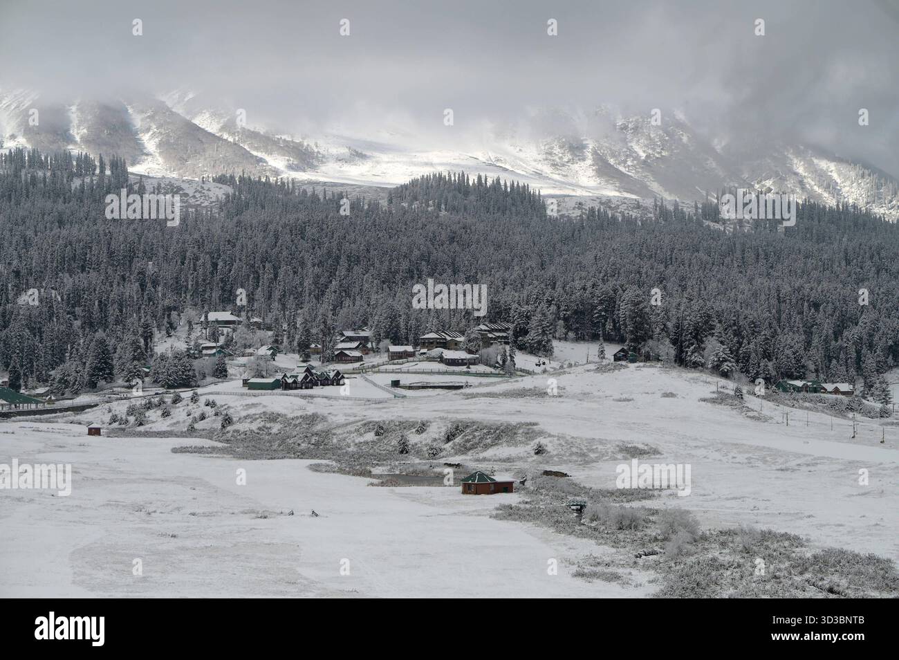 BARAMULLA, INDIA - 5 NOVEMBRE: Una vista della stazione sciistica innevata di Gulmarg durante la prima nevicata stagionale nella valle del Kashmir il 5 novembre 2025 a Baramulla, India. Le nevicate hanno innevato numerose località ad alta quota in tutto il Kashmir, tra cui Gulmarg, Sonamarg, Baltal, passo Zojila, Razdan Top, Gurez Valley, Sinthan Top, Peer Ki Gali e Tulail. I turisti che si recavano a Gulmarg erano entusiasti e si sono ritenuti fortunati ad aver vissuto una nevicata fresca che prometteva ricordi indimenticabili dall'iconica località sciistica. Foto di Waseem Andrabi/Hindustan Times Kashmir Valley Experie Foto Stock