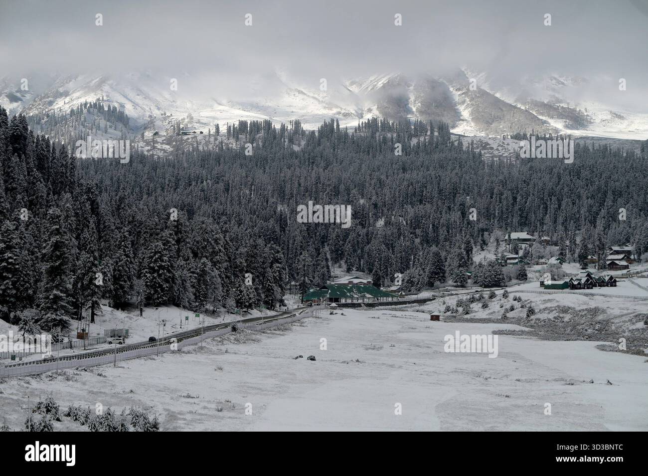 BARAMULLA, INDIA - 5 NOVEMBRE: Una vista della stazione sciistica innevata di Gulmarg durante la prima nevicata stagionale nella valle del Kashmir il 5 novembre 2025 a Baramulla, India. Le nevicate hanno innevato numerose località ad alta quota in tutto il Kashmir, tra cui Gulmarg, Sonamarg, Baltal, passo Zojila, Razdan Top, Gurez Valley, Sinthan Top, Peer Ki Gali e Tulail. I turisti che si recavano a Gulmarg erano entusiasti e si sono ritenuti fortunati ad aver vissuto una nevicata fresca che prometteva ricordi indimenticabili dall'iconica località sciistica. Foto di Waseem Andrabi/Hindustan Times Kashmir Valley Experie Foto Stock
