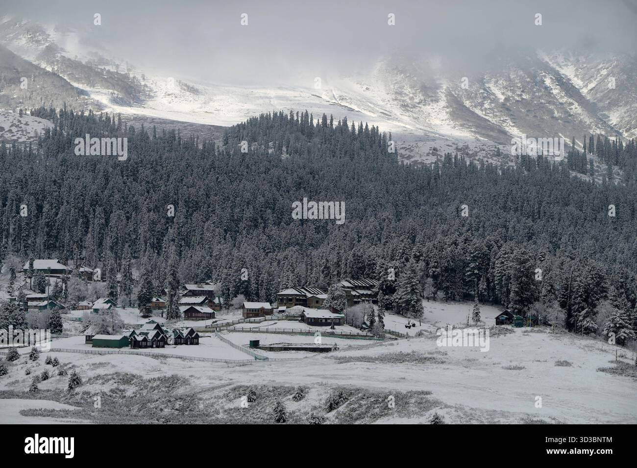 BARAMULLA, INDIA - 5 NOVEMBRE: Una vista della stazione sciistica innevata di Gulmarg durante la prima nevicata stagionale nella valle del Kashmir il 5 novembre 2025 a Baramulla, India. Le nevicate hanno innevato numerose località ad alta quota in tutto il Kashmir, tra cui Gulmarg, Sonamarg, Baltal, passo Zojila, Razdan Top, Gurez Valley, Sinthan Top, Peer Ki Gali e Tulail. I turisti che si recavano a Gulmarg erano entusiasti e si sono ritenuti fortunati ad aver vissuto una nevicata fresca che prometteva ricordi indimenticabili dall'iconica località sciistica. Foto di Waseem Andrabi/Hindustan Times Kashmir Valley Experie Foto Stock