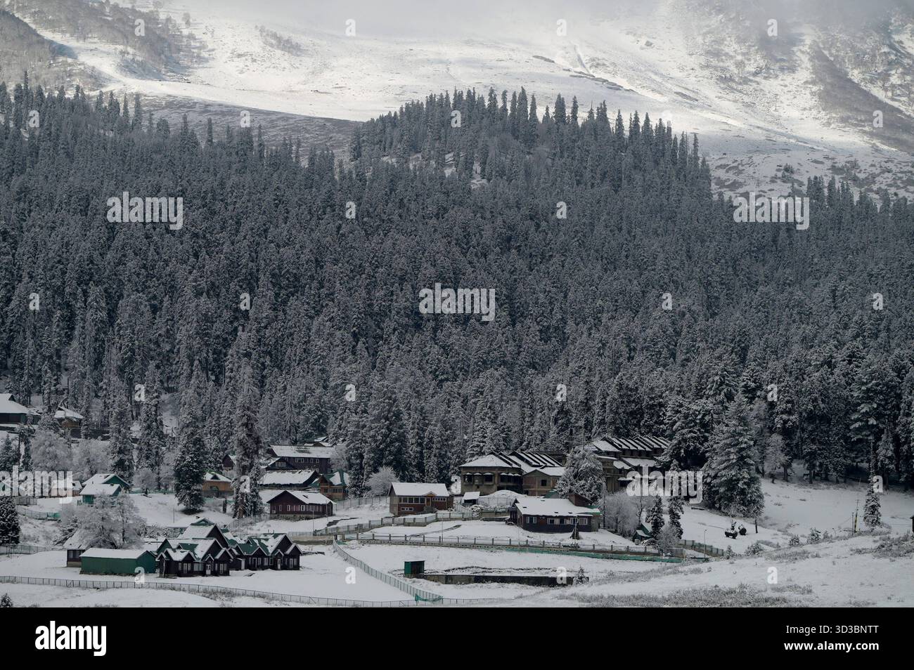 BARAMULLA, INDIA - 5 NOVEMBRE: Una vista della stazione sciistica innevata di Gulmarg durante la prima nevicata stagionale nella valle del Kashmir il 5 novembre 2025 a Baramulla, India. Le nevicate hanno innevato numerose località ad alta quota in tutto il Kashmir, tra cui Gulmarg, Sonamarg, Baltal, passo Zojila, Razdan Top, Gurez Valley, Sinthan Top, Peer Ki Gali e Tulail. I turisti che si recavano a Gulmarg erano entusiasti e si sono ritenuti fortunati ad aver vissuto una nevicata fresca che prometteva ricordi indimenticabili dall'iconica località sciistica. Foto di Waseem Andrabi/Hindustan Times Kashmir Valley Experie Foto Stock
