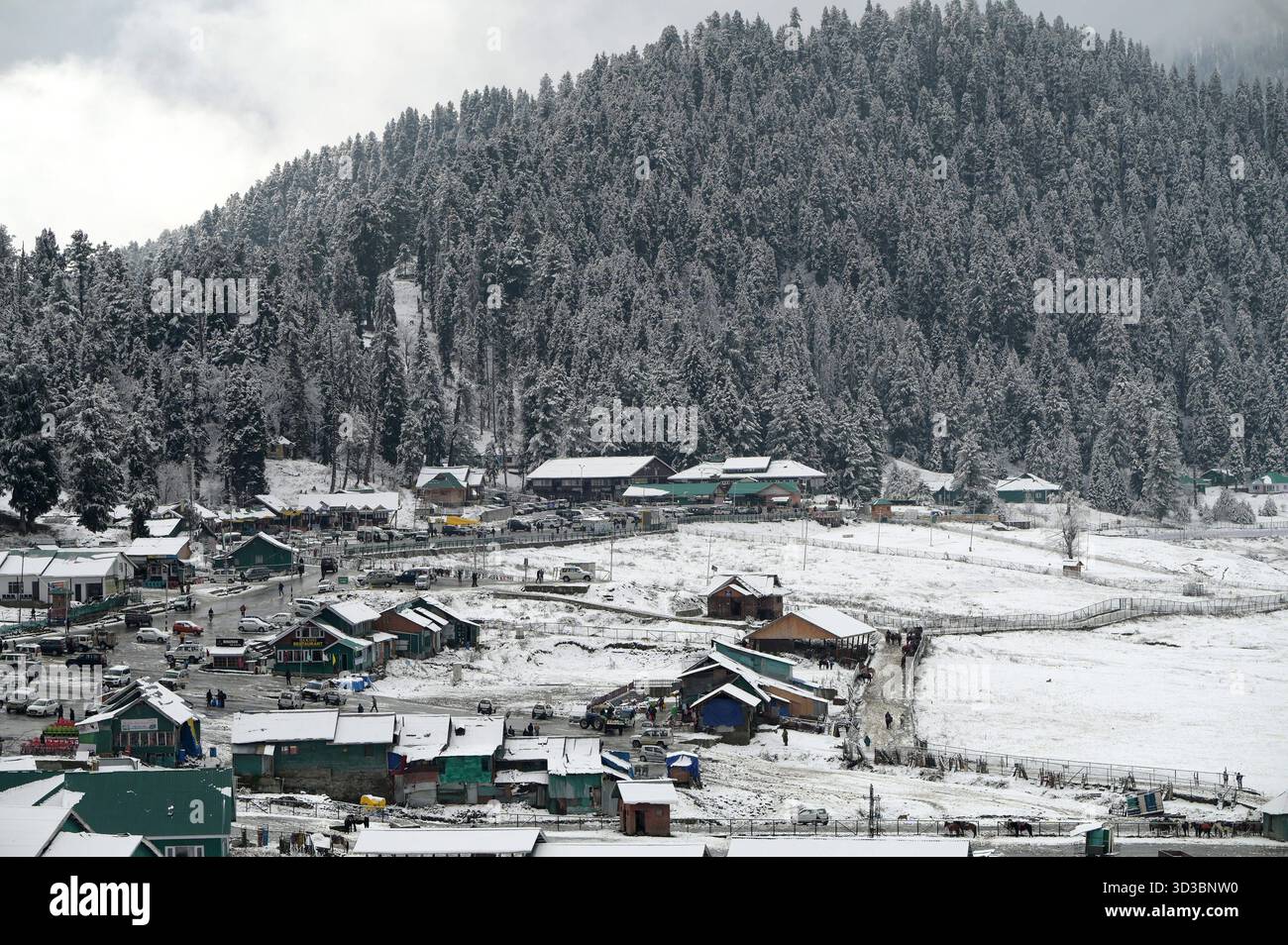 BARAMULLA, INDIA - 5 NOVEMBRE: Una vista della stazione sciistica innevata di Gulmarg durante la prima nevicata stagionale nella valle del Kashmir il 5 novembre 2025 a Baramulla, India. Le nevicate hanno innevato numerose località ad alta quota in tutto il Kashmir, tra cui Gulmarg, Sonamarg, Baltal, passo Zojila, Razdan Top, Gurez Valley, Sinthan Top, Peer Ki Gali e Tulail. I turisti che si recavano a Gulmarg erano entusiasti e si sono ritenuti fortunati ad aver vissuto una nevicata fresca che prometteva ricordi indimenticabili dall'iconica località sciistica. Foto di Waseem Andrabi/Hindustan Times Kashmir Valley Experie Foto Stock