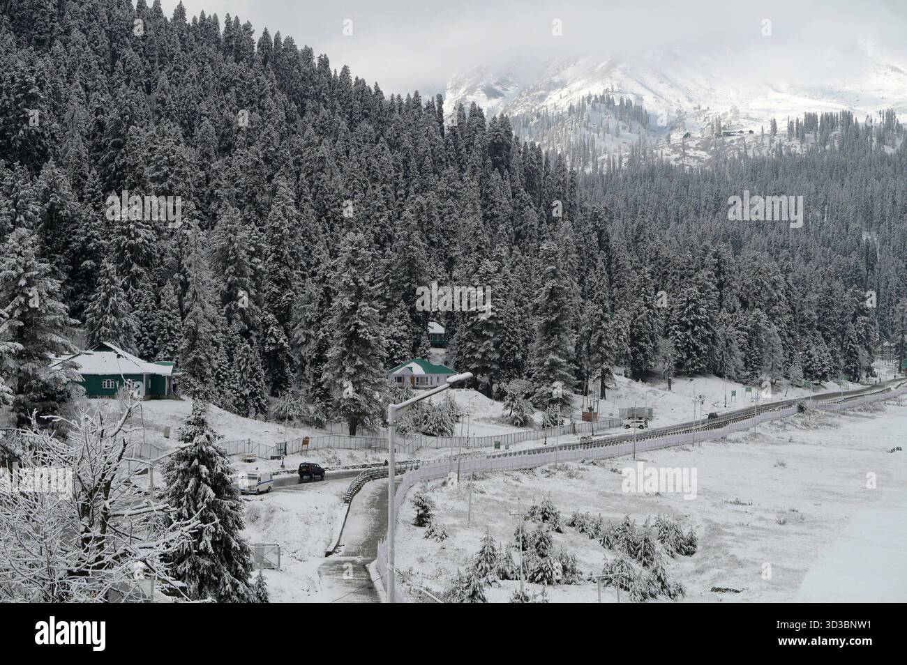 BARAMULLA, INDIA - 5 NOVEMBRE: Una vista della stazione sciistica innevata di Gulmarg durante la prima nevicata stagionale nella valle del Kashmir il 5 novembre 2025 a Baramulla, India. Le nevicate hanno innevato numerose località ad alta quota in tutto il Kashmir, tra cui Gulmarg, Sonamarg, Baltal, passo Zojila, Razdan Top, Gurez Valley, Sinthan Top, Peer Ki Gali e Tulail. I turisti che si recavano a Gulmarg erano entusiasti e si sono ritenuti fortunati ad aver vissuto una nevicata fresca che prometteva ricordi indimenticabili dall'iconica località sciistica. Foto di Waseem Andrabi/Hindustan Times Kashmir Valley Experie Foto Stock