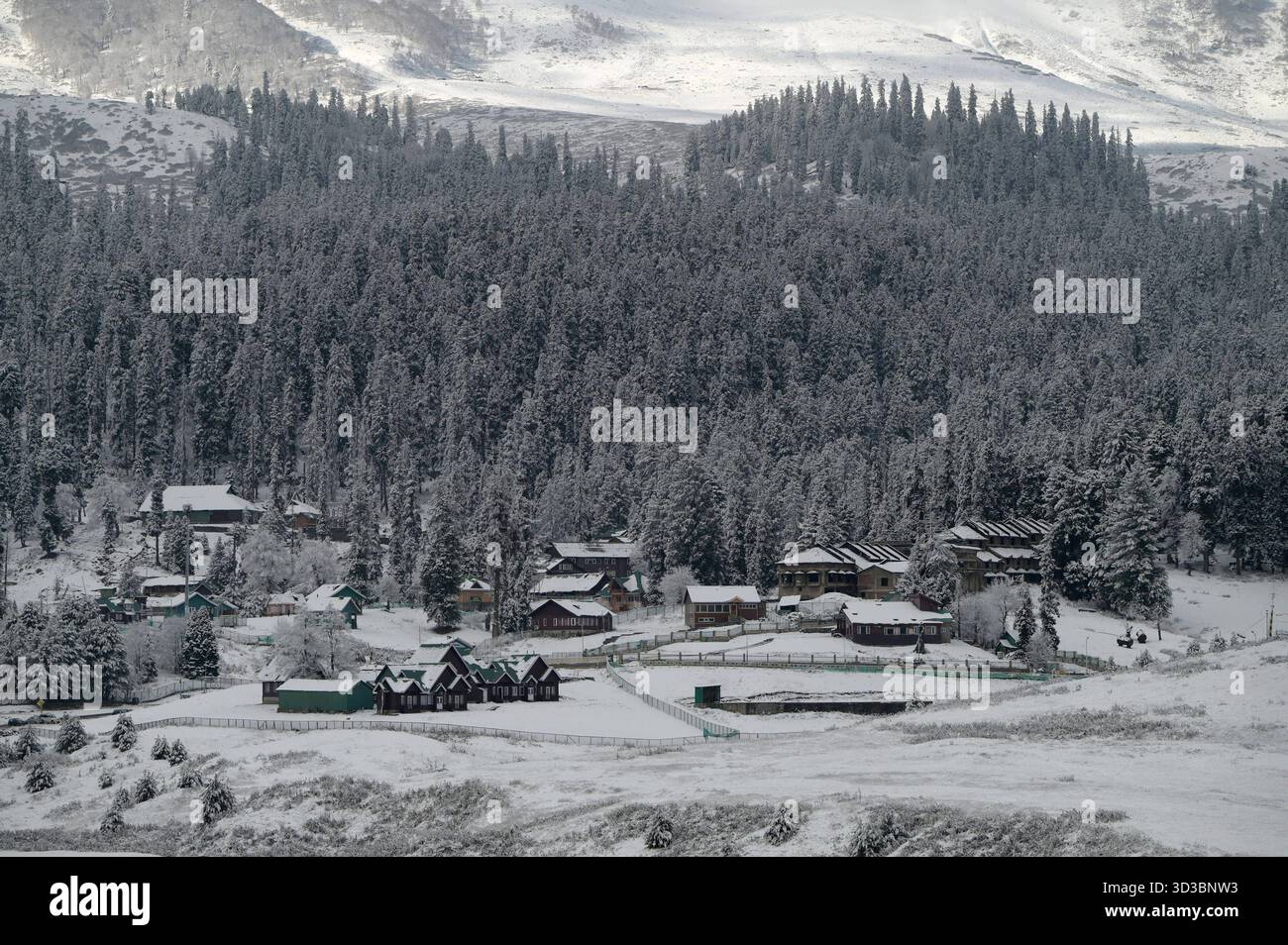 BARAMULLA, INDIA - 5 NOVEMBRE: Una vista della stazione sciistica innevata di Gulmarg durante la prima nevicata stagionale nella valle del Kashmir il 5 novembre 2025 a Baramulla, India. Le nevicate hanno innevato numerose località ad alta quota in tutto il Kashmir, tra cui Gulmarg, Sonamarg, Baltal, passo Zojila, Razdan Top, Gurez Valley, Sinthan Top, Peer Ki Gali e Tulail. I turisti che si recavano a Gulmarg erano entusiasti e si sono ritenuti fortunati ad aver vissuto una nevicata fresca che prometteva ricordi indimenticabili dall'iconica località sciistica. Foto di Waseem Andrabi/Hindustan Times Kashmir Valley Experie Foto Stock